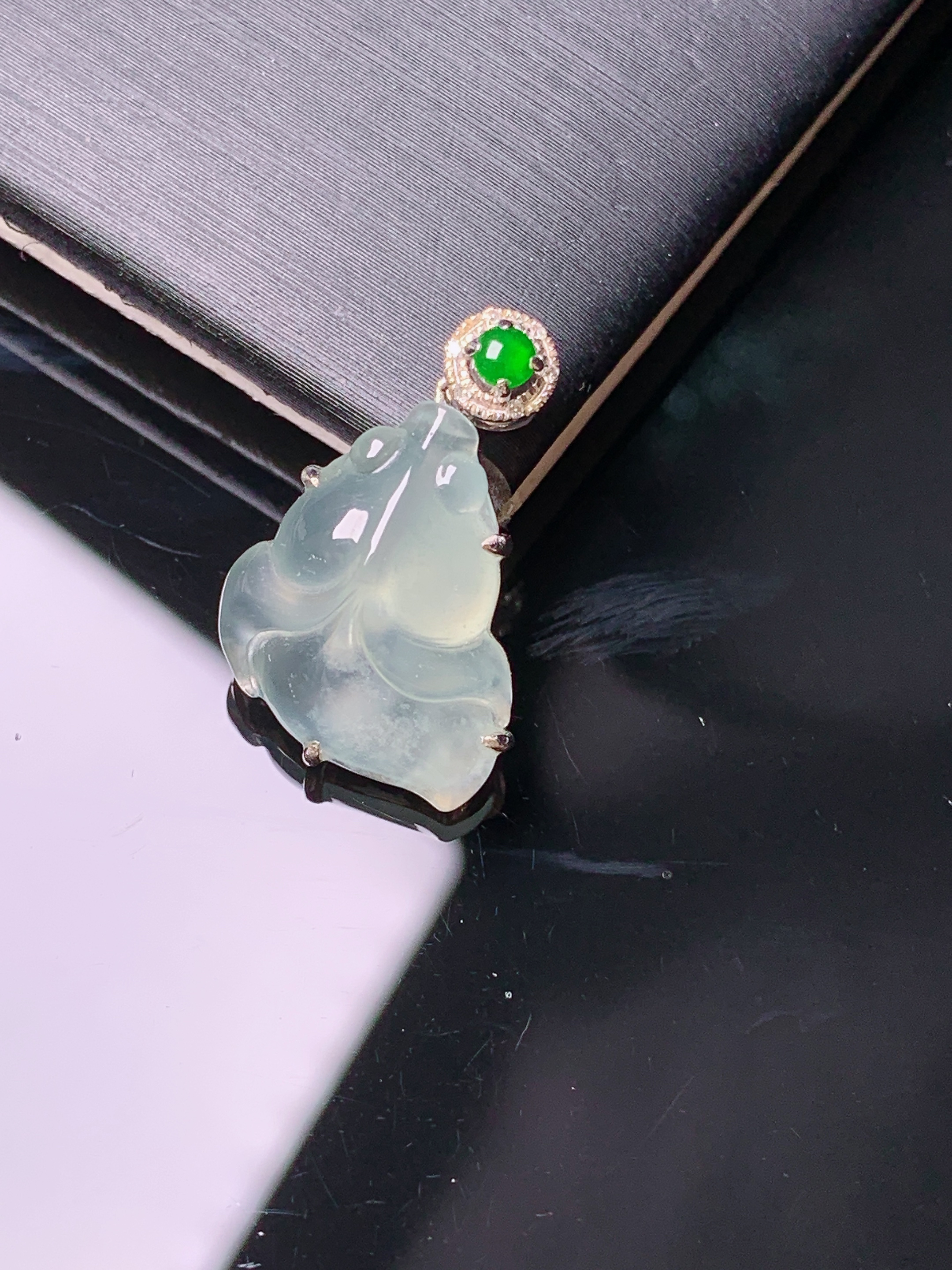 18k金钻镶嵌冰种金鱼吊坠 玉质细腻 色泽艳丽清新 水润亮眼 整体尺寸20.6*13.2*6c5