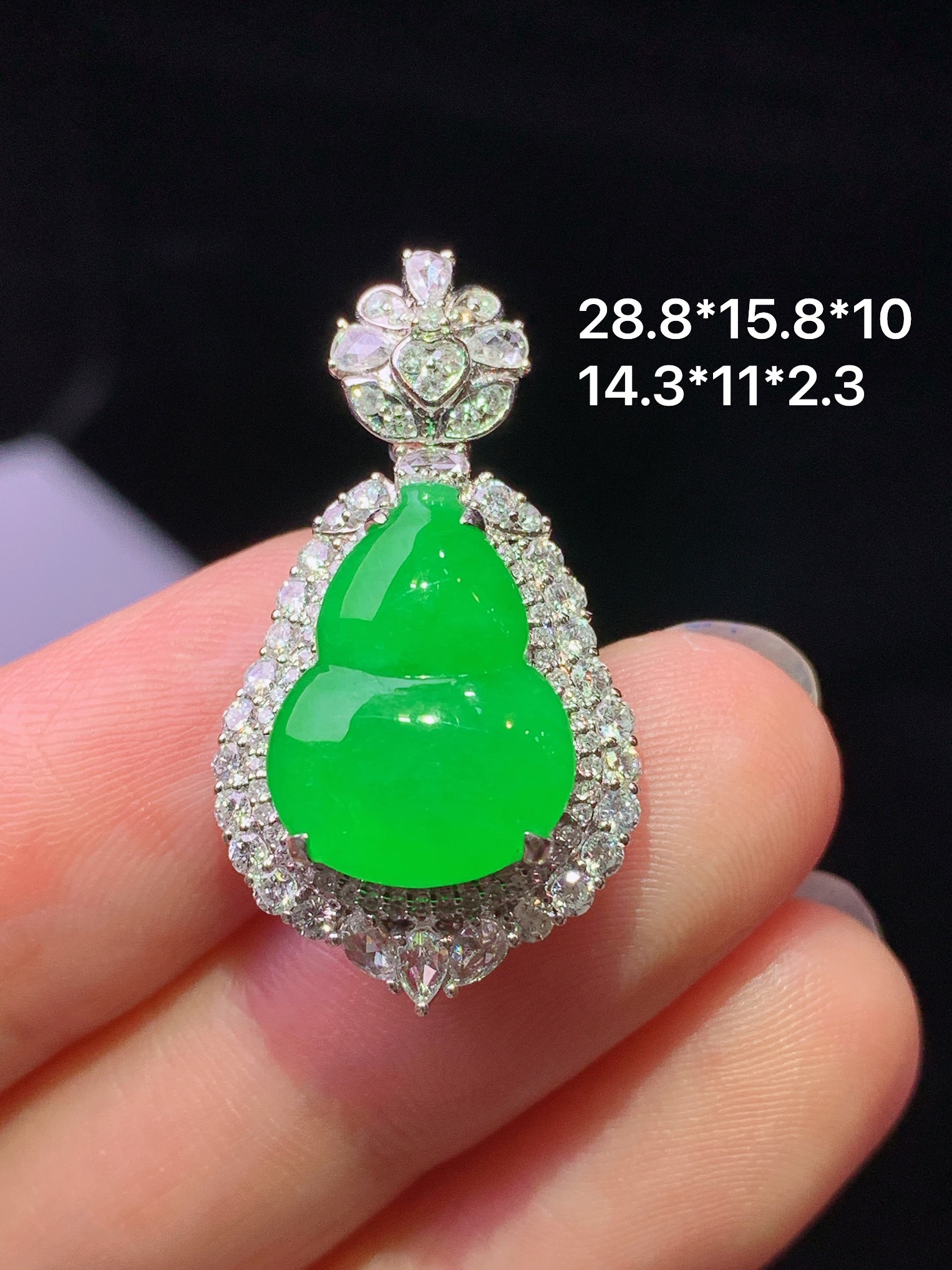 18k金钻镶嵌满绿葫芦吊坠 玉质细腻 色泽艳丽清新 水润亮眼 整体尺寸28.8*15.8*10h1