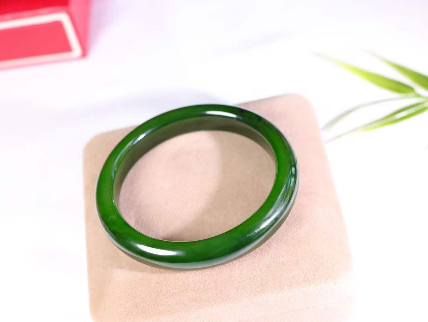 【碧色荡漾】

信誉第一 品质保证️和田玉碧玉菠菜绿手镯，俄料七号矿 红皮老料，玉质温润细腻 油性十足，色泽匀称，️款式精美时尚，佩戴美观惹眼，美自天成，婉约之美，举手投足间透出那份低调奢华。

重47克 圈口56.2mm尺寸56.2-11.6-8.5mm O18823207130