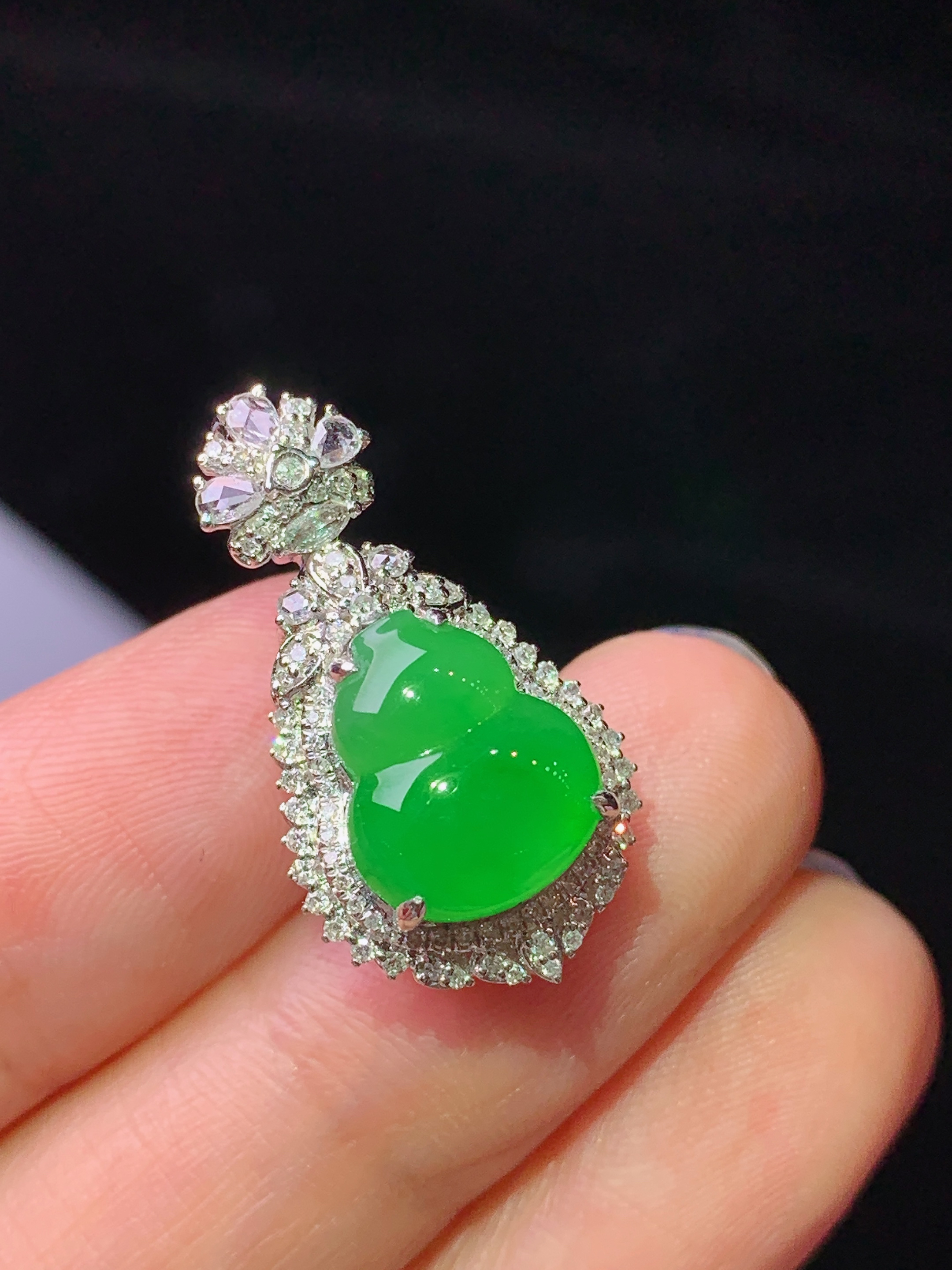 18k金钻镶嵌翠绿葫芦吊坠 玉质细腻 色泽艳丽清新 水润亮眼 整体尺寸24.6*13.6*11.7c