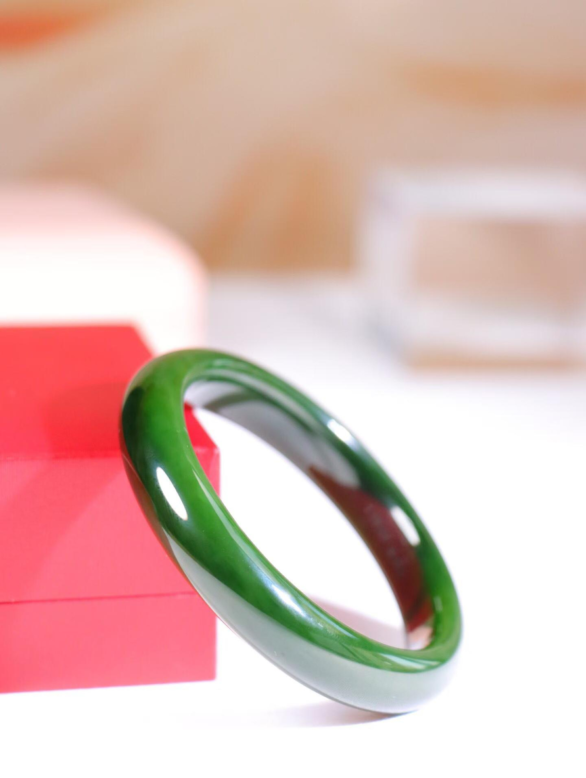 【腕间柔情】

信誉第一品质保证️和田玉碧玉菠菜绿手镯，俄料七号矿 红皮老料，玉质温润细腻 油性十足，色泽匀称，️款式精美时尚，佩戴美观惹眼，美自天成，婉约之美，举手投足间透出那份低调奢华。

重44.7克 圈口54.3mm尺寸54.3-12-8.3mm O18823207130