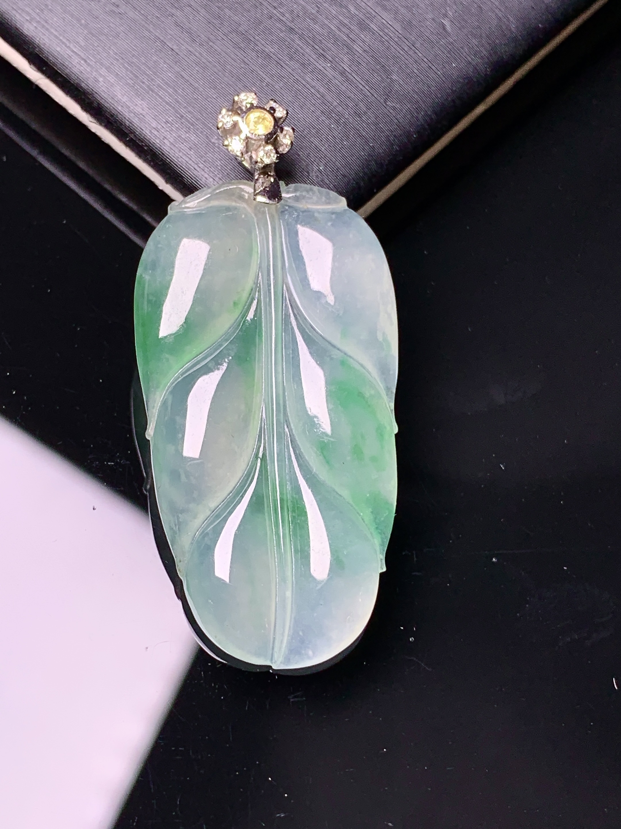 18k金钻镶嵌冰种飘绿树叶吊坠 玉质细腻 色泽艳丽清新 水润亮眼 整体尺寸39.5*18*4c5