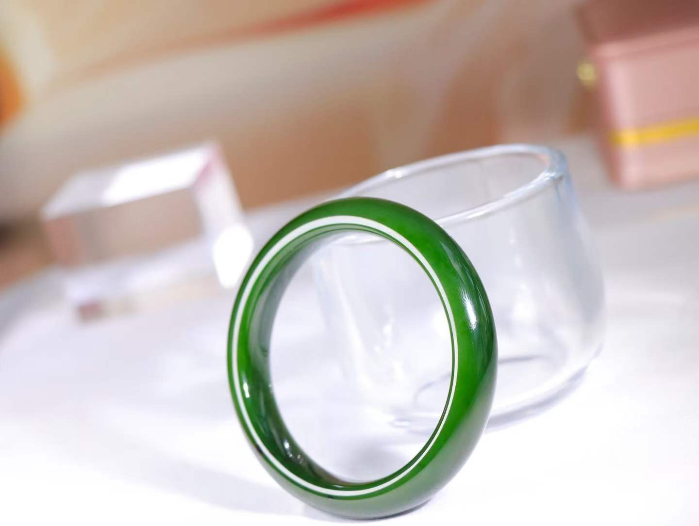 【腕间柔情】

和田玉碧玉菠菜绿手镯，俄料七号矿 红皮老料，玉质温润细腻 油性十足，色泽匀称，️款式精美时尚，佩戴美观惹眼，美自天成，婉约之美，举手投足间透出那份低调奢华。

重45克 圈口53mm尺寸53-11.8-8.5mm O18823207130