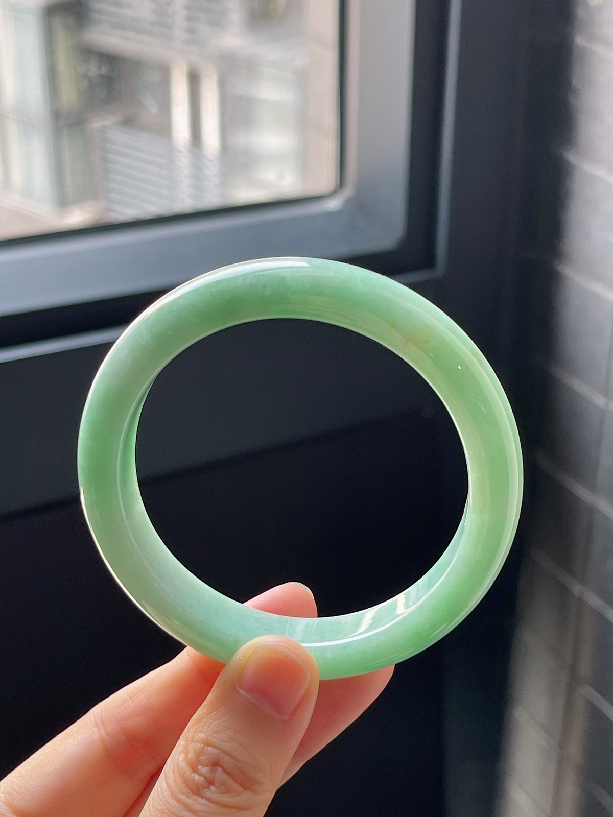 正圈56.2圈口，翡翠糯化种浅绿色手镯