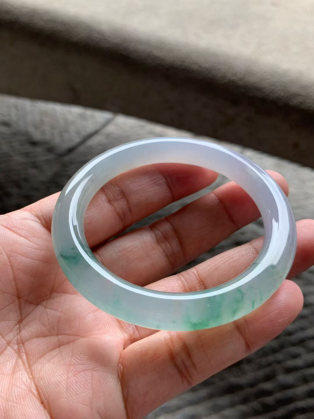 飘芙蓉绿花圆条手镯尺寸54*9*9 老种通透，冰凝透亮，水润胶足，绿花灵动飘逸，上手清新水灵！