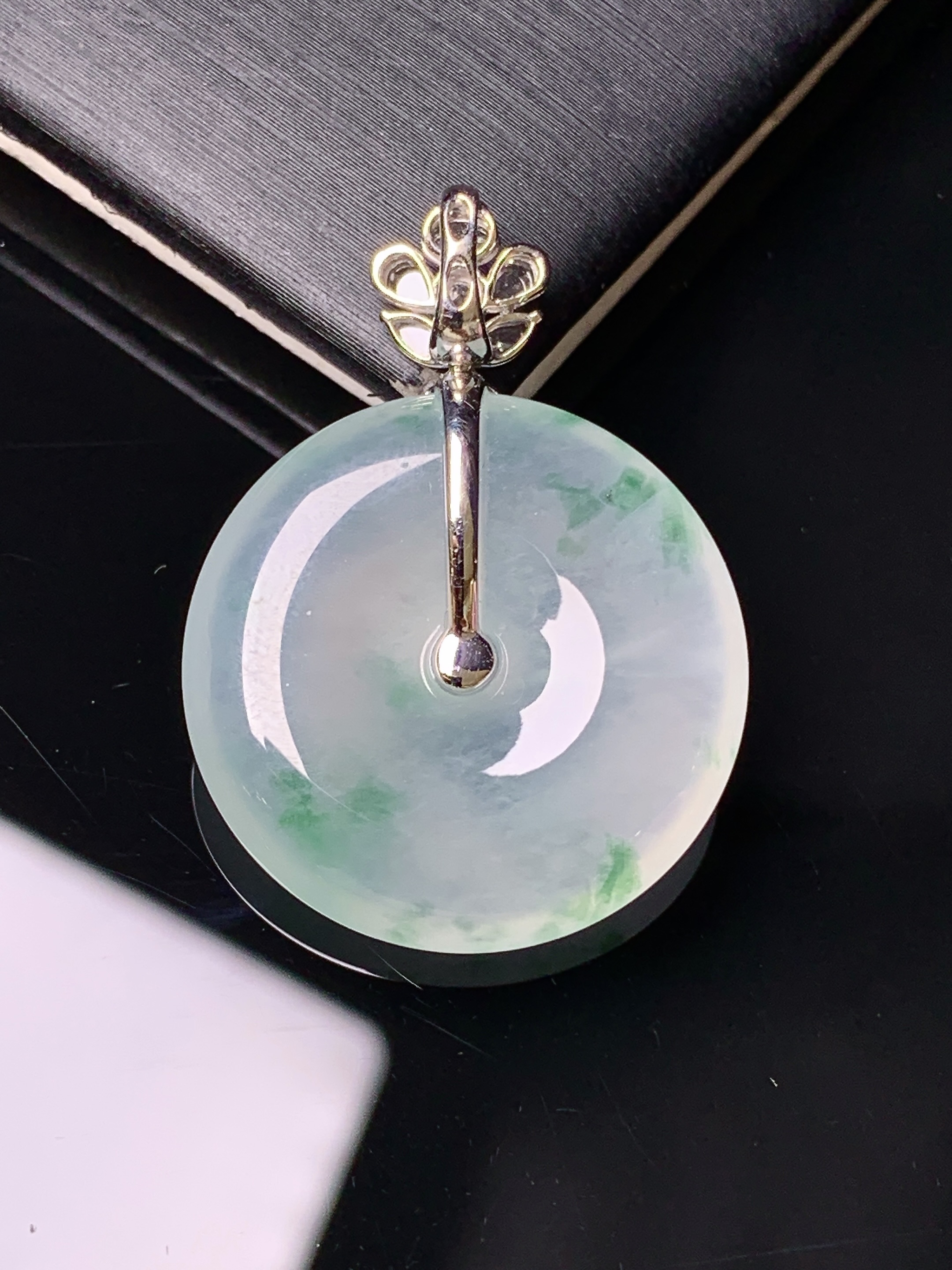 18k金钻镶嵌冰种平安扣吊坠 玉质细腻 色泽艳丽清新 水润亮眼 整体尺寸30.8*22.5*5.3c1