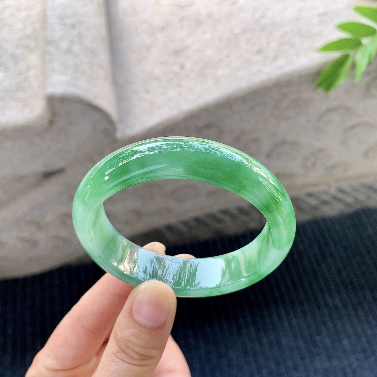 贵妃53 54【圈口】54.5/47.8/14.8/7.8【编码】A1010960【描述】辣绿，水润，种老，细腻，打灯有絮线