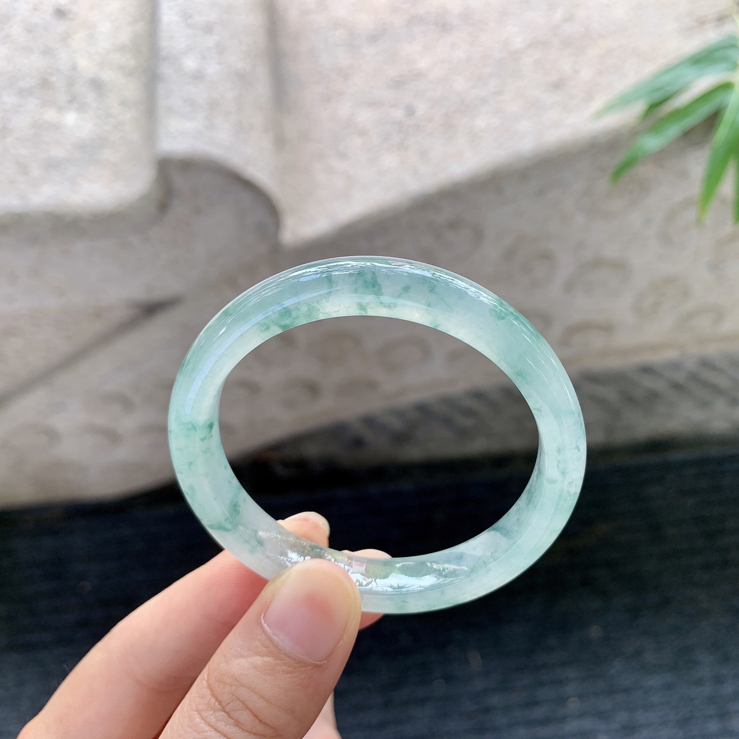 正圈48 49 【圈口】49.3/8.8/6.3 【编码】T1012051 【描述】冰飘花，清透，水润，种老，细腻，打灯有棉纹