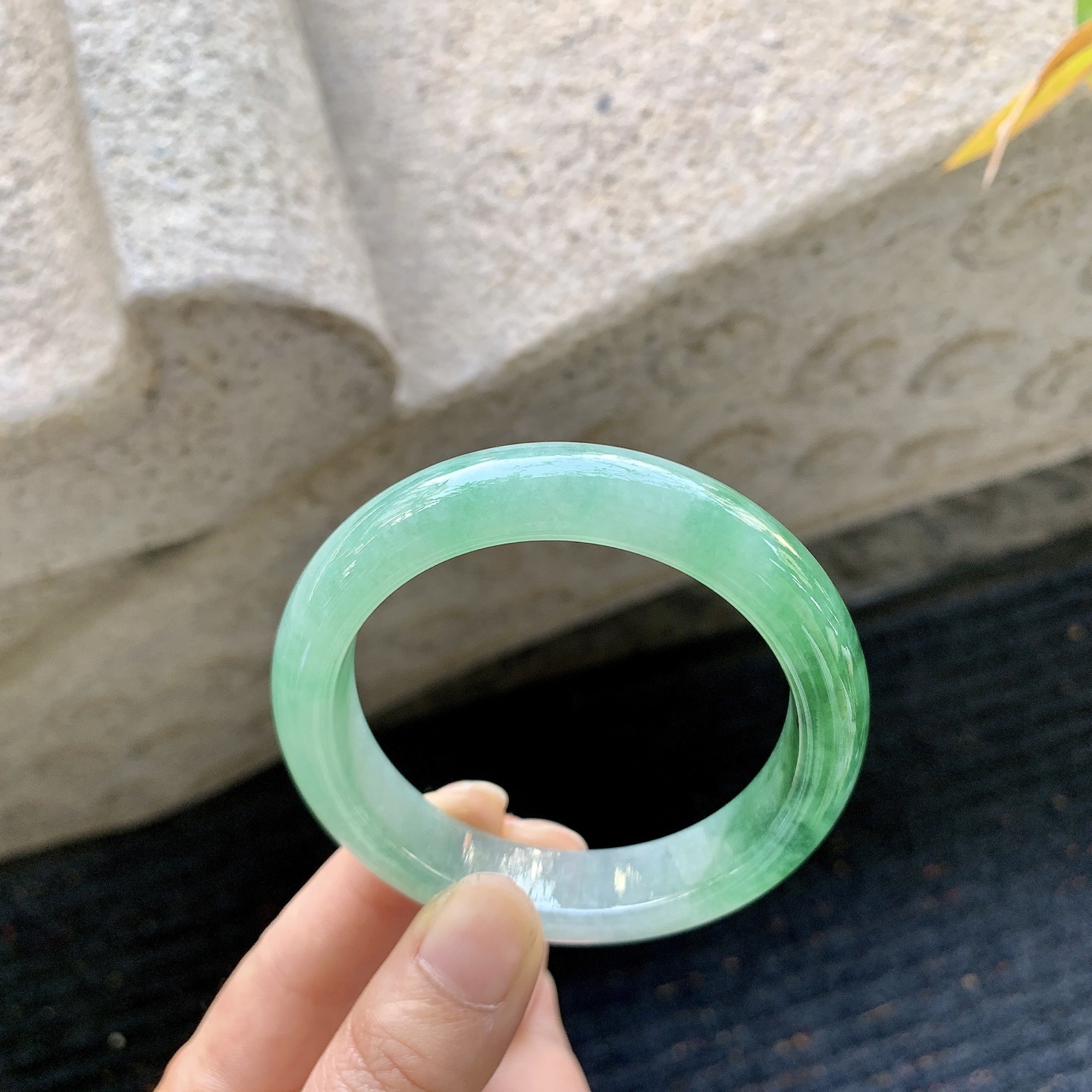 正圈53 54【圈口】54.3/12.5/8.4【编码】YT011951【描述】糯冰飘绿，水润，种老，细腻，打灯有絮线