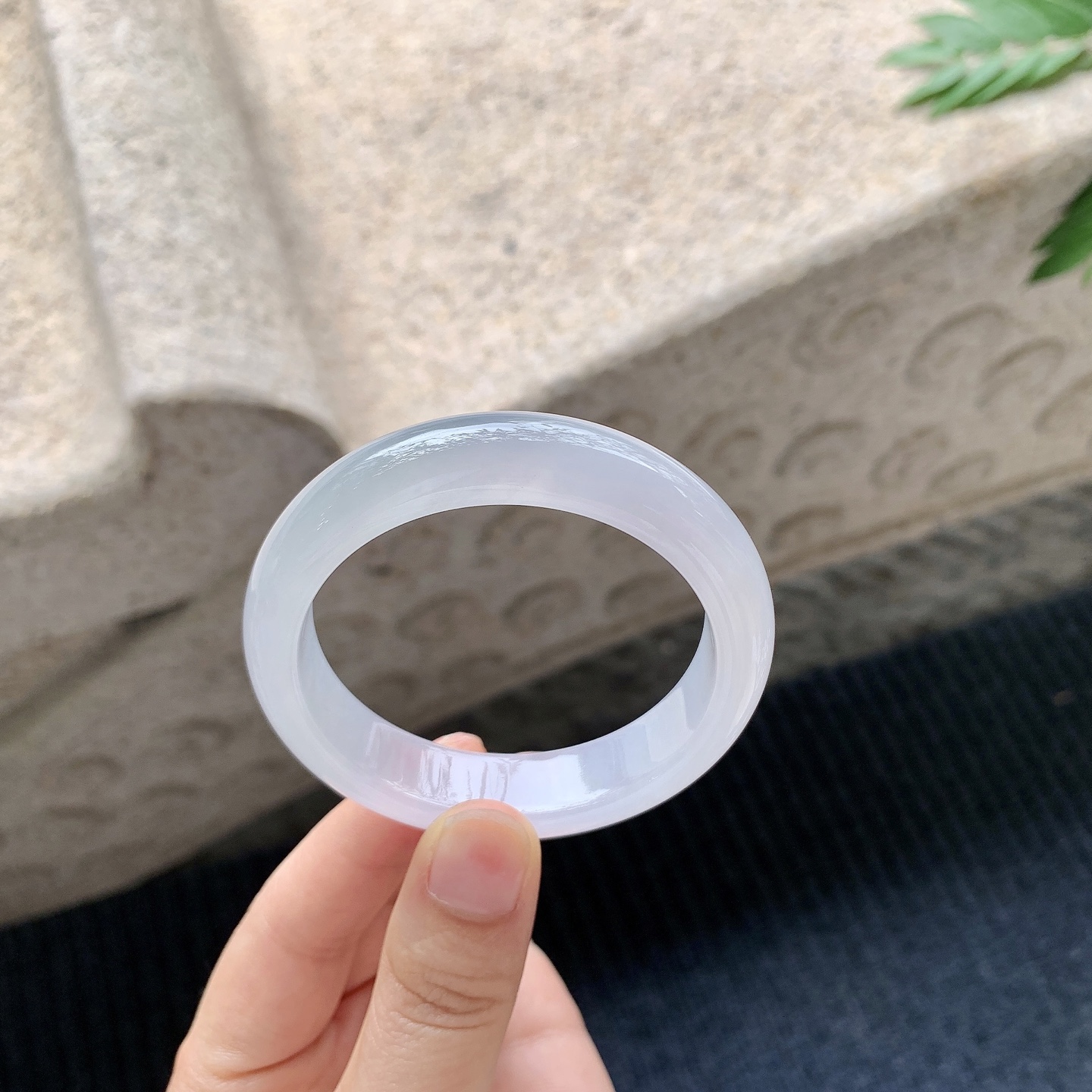 正圈49 50【圈口】50/12.3/8【编码】DW040903【描述】糯冰底色，水润，种老，细腻，打灯有絮线