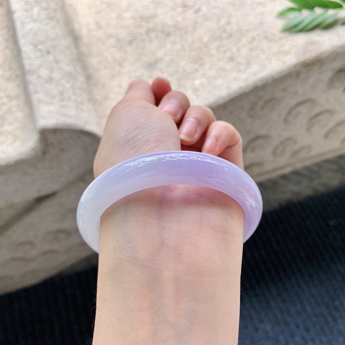 正圈55 56【圈口】56/11.6/7.3【编码】DW040902【描述】细糯紫罗兰，水润，种老，细腻，打灯有棉线