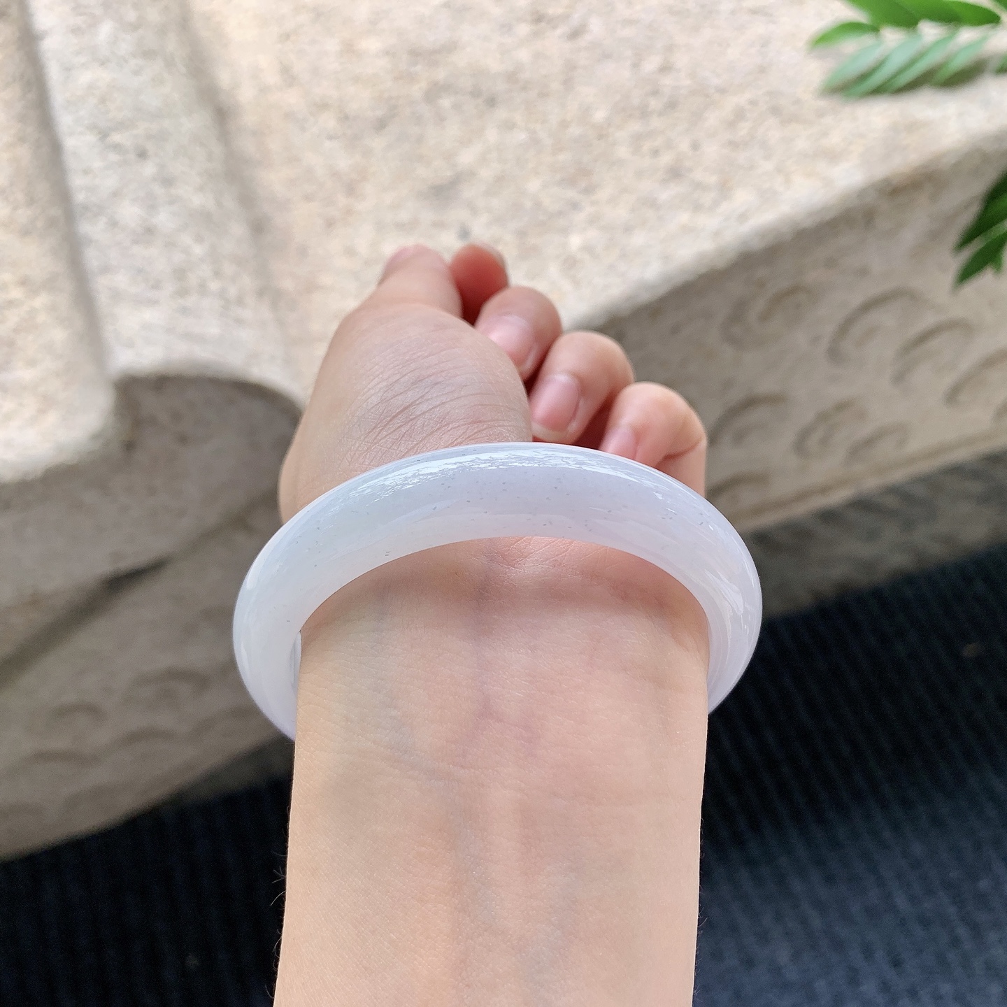 正圈55 56【圈口】56/11.6/7.3【编码】DW040902【描述】细糯紫罗兰，水润，种老，细腻，打灯有棉线