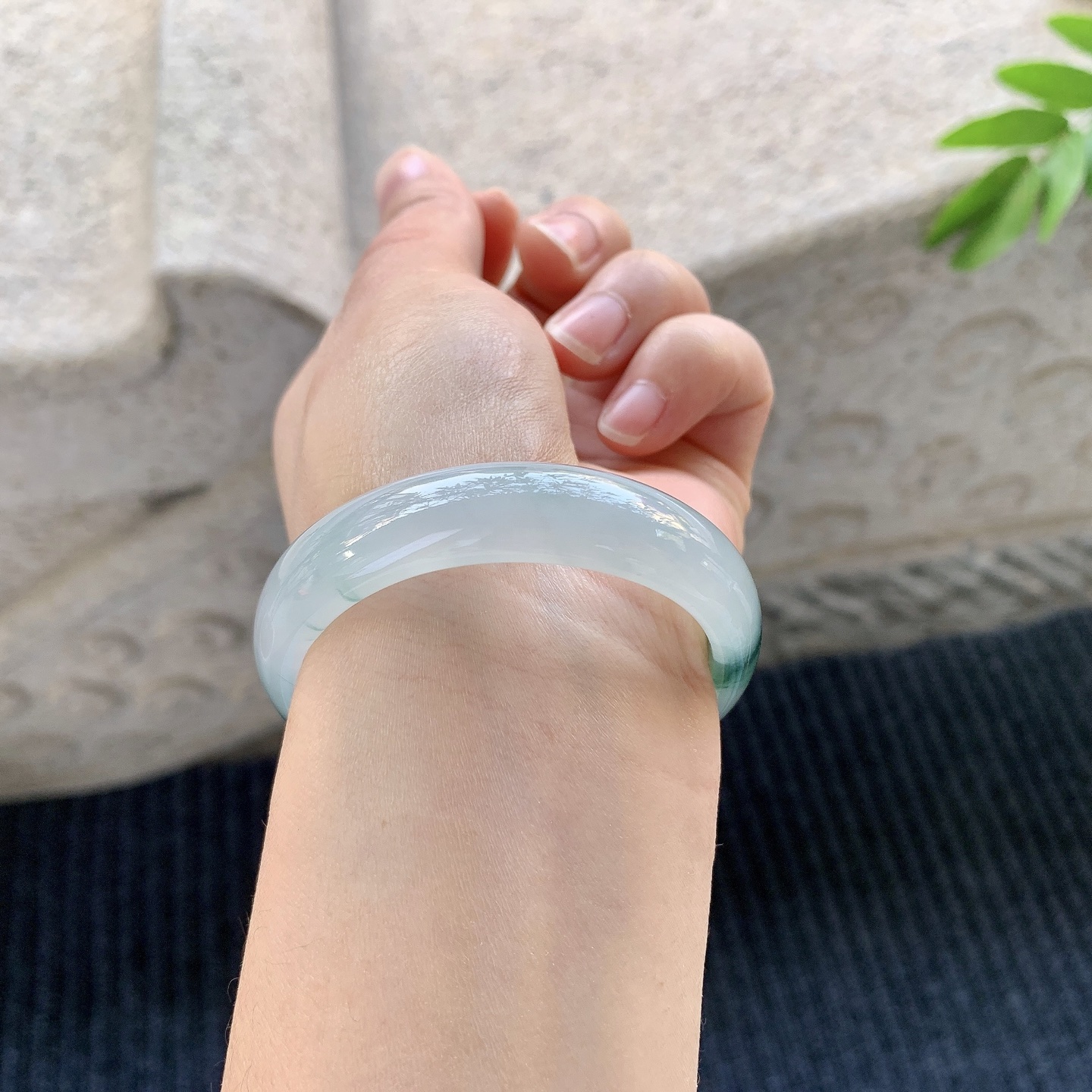 贵妃53 54【圈口】54.4/48.7/12/6.4【编码】A1012057【描述】冰糯飘花，水润，种老，细腻，打灯有絮线