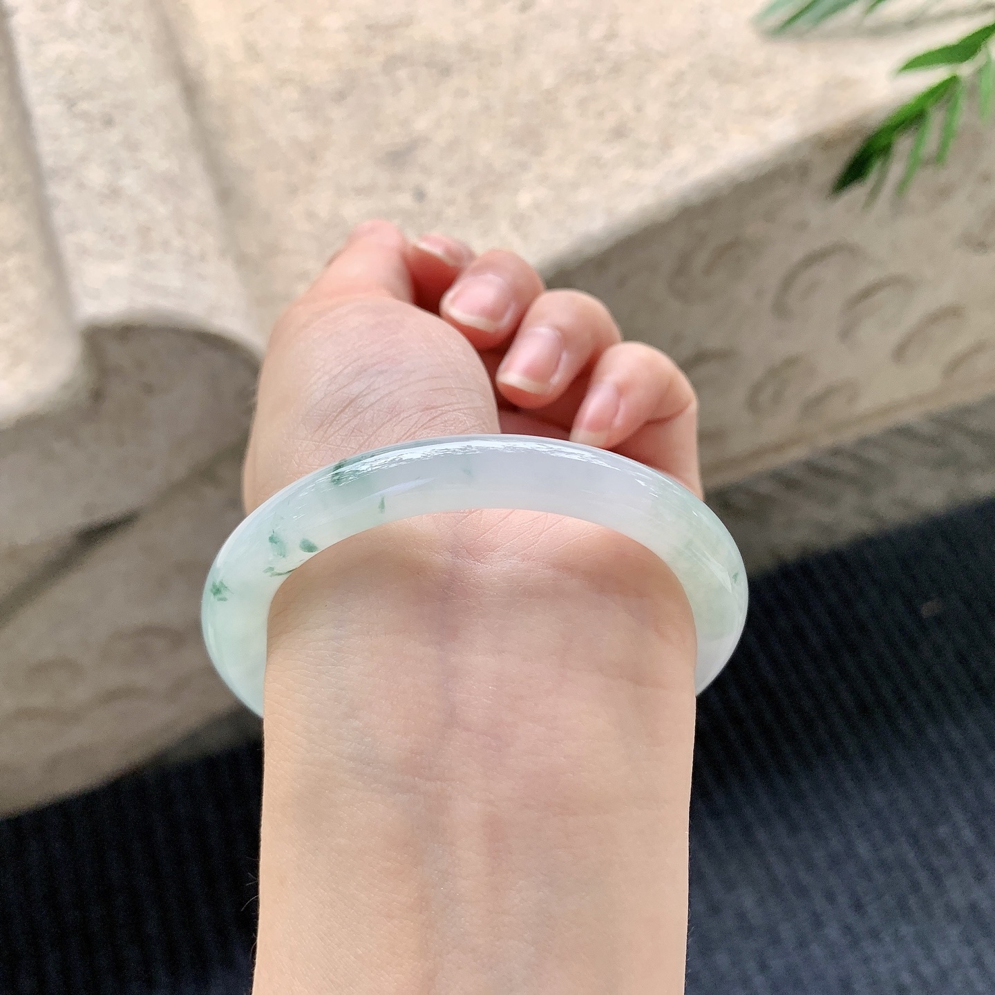 圆条53 54【圈口】54.4/8.6/8.2【编码】GL040994【描述】糯冰飘花，水润，种老，细腻，打灯有棉絮线