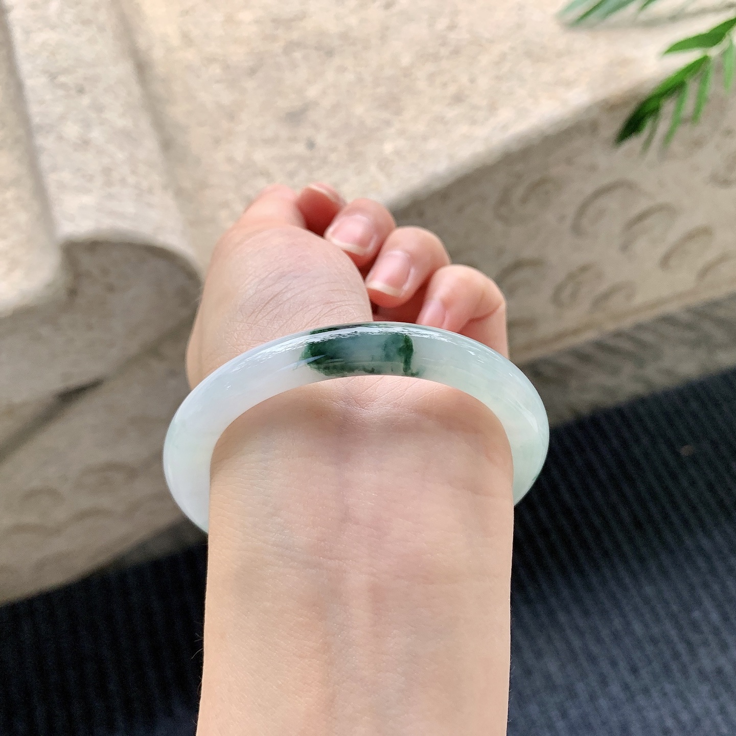 圆条53 54【圈口】54.4/8.6/8.2【编码】GL040994【描述】糯冰飘花，水润，种老，细腻，打灯有棉絮线