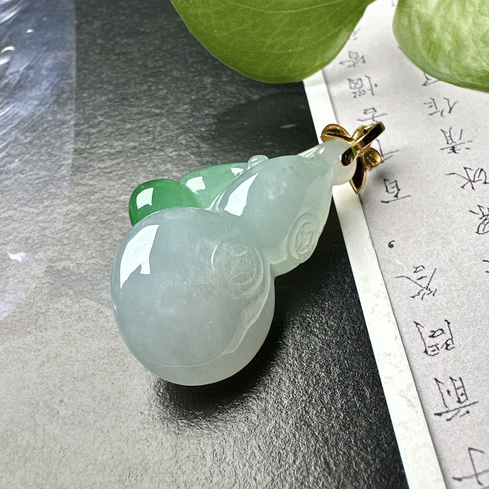 【冰种飘绿葫芦吊坠】质地细腻，随形雕刻，18K金钻镶嵌，裸石尺寸29.5*18.5*12.7毫米