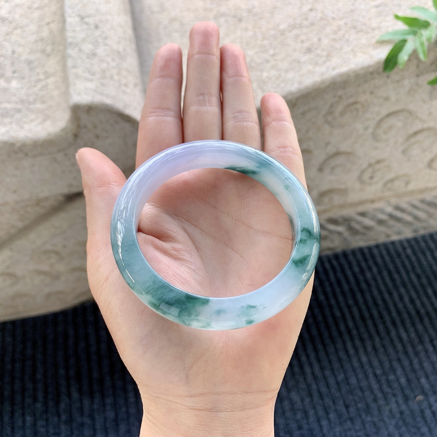 正圈55 56 【圈口】56/10.4/8.8 【编码】BA031360 【描述】冰糯紫罗兰飘花，水润，种老，细腻，打灯有絮线