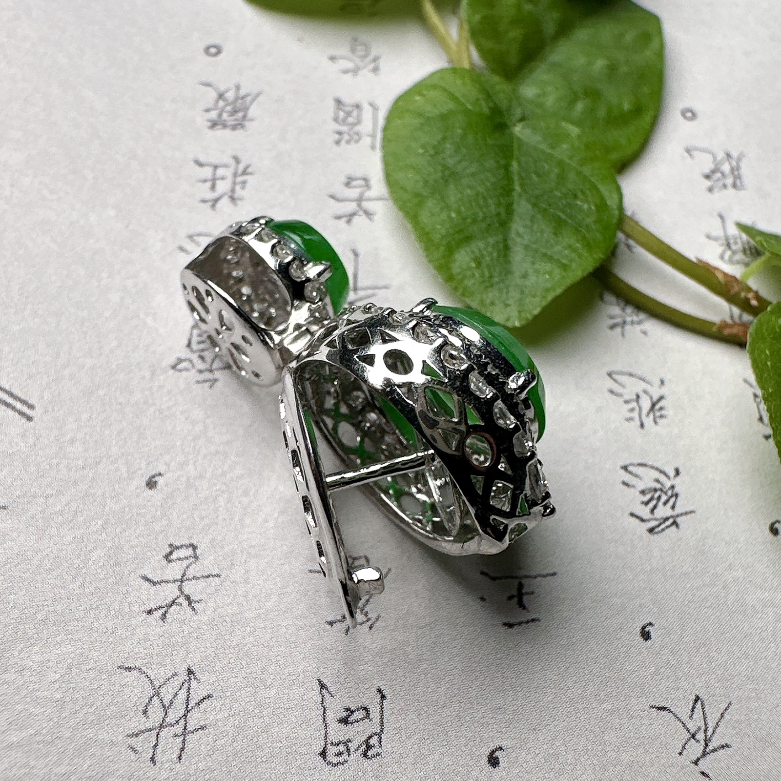 【冰种满绿圆无事牌】种水上乘，通透闪亮，晶莹剔透。18K金钻镶嵌，裸石尺寸8*2.6毫米。