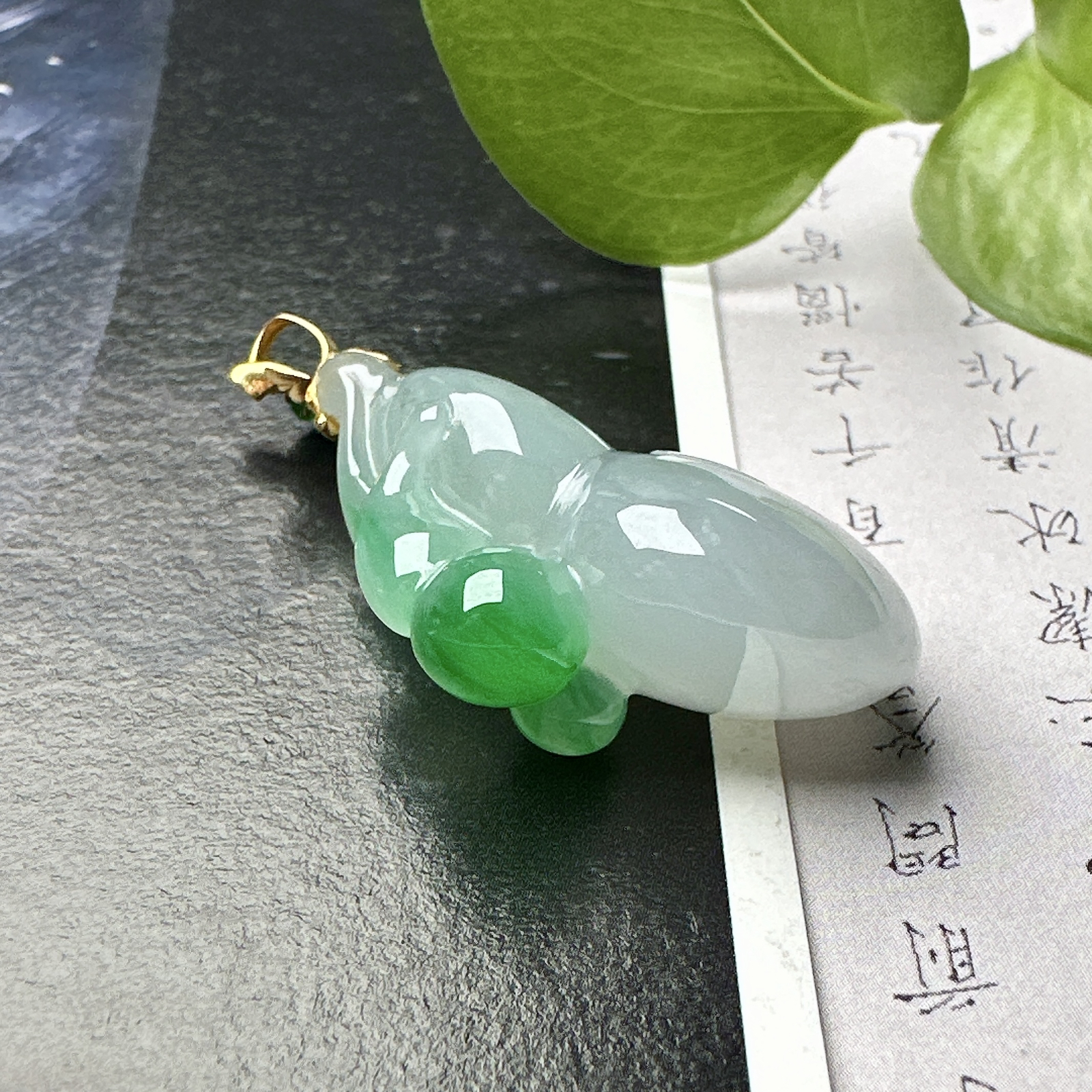 【冰种飘绿葫芦吊坠】质地细腻，随形雕刻，18K金钻镶嵌，裸石尺寸29.5*18.5*12.7毫米