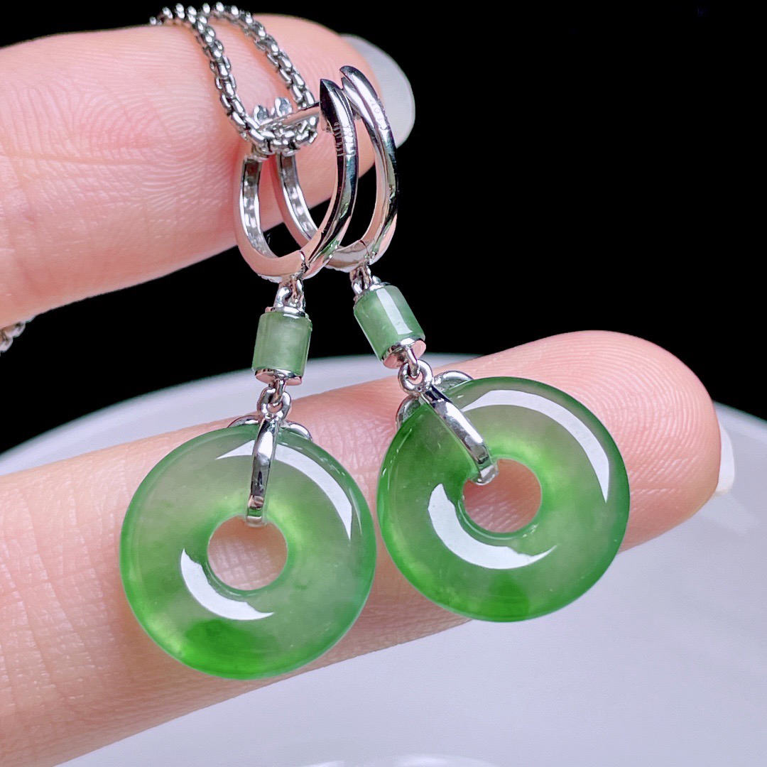 ️ 冰绿甜甜圈耳坠 
色泽浓郁，种老水润，18k金镶嵌
整体：32
裸石：13.4/2.7
