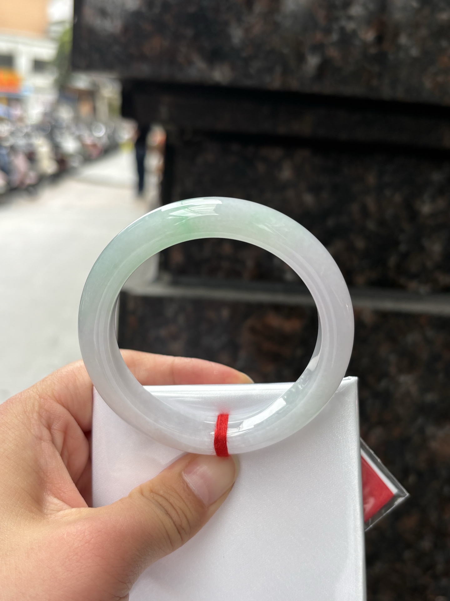 春彩正圈 55.6-11.3-9 0408-N376-2 打灯多处棉纹，底妆干净细腻，阳绿花色碰上梦幻般的春，像是融化了的春天，所有的美好交织在一起，让人心生宁静而淡淡的欢喜