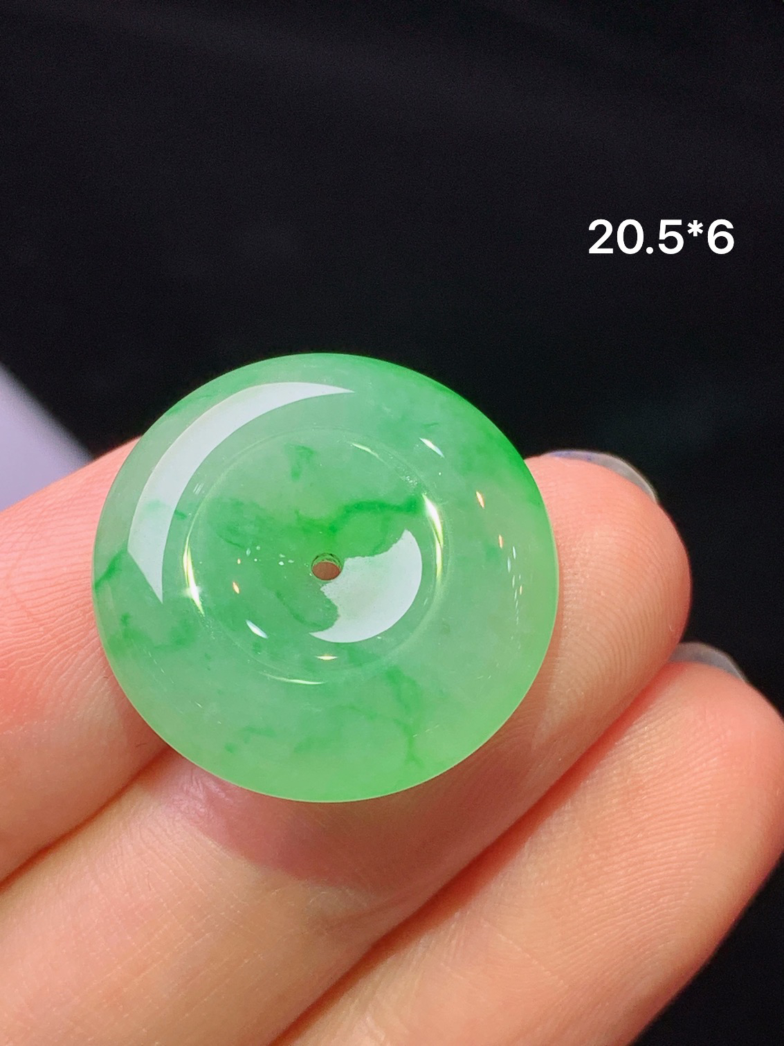 翠绿平安扣吊坠 玉质细腻 色泽艳丽清新 水润亮眼 整体尺寸20.5*6x1