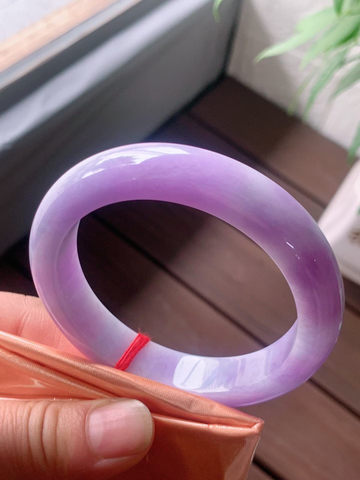 【翡翠名称】老坑种紫罗兰56正圈口手镯
【翡翠尺寸】56/12.6/8.9mm适合55-57正圈口佩戴
【翡翠描述】宝贝种老水足，玉质细腻，色泽靓丽，性价比高，佩戴效果好！
【其它赠送】权威证书/精美挂绳盒子/支持全国复检