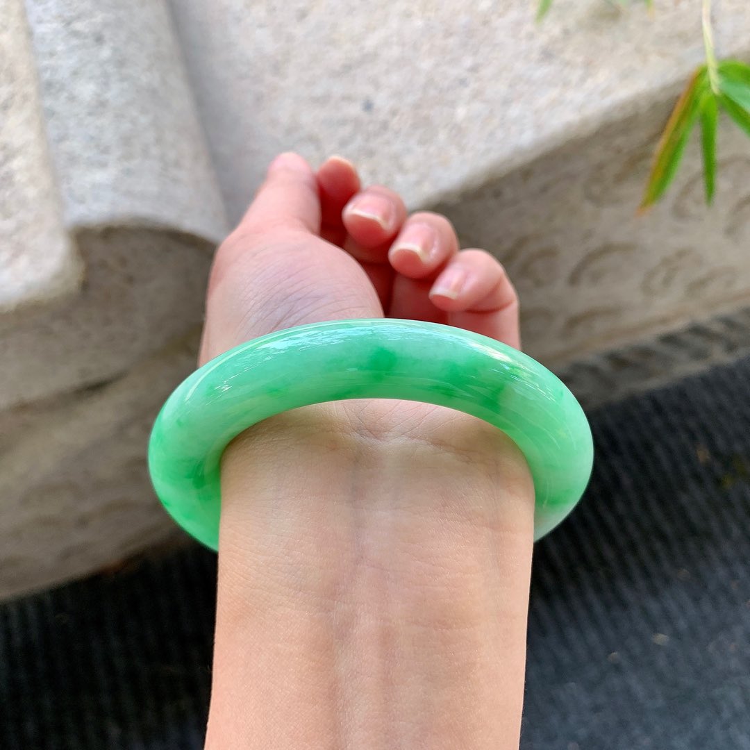 圆条53 54【圈口】54/11.4/11.7【编码】BA040580【描述】阳绿，水润，种老，细腻，有纹线