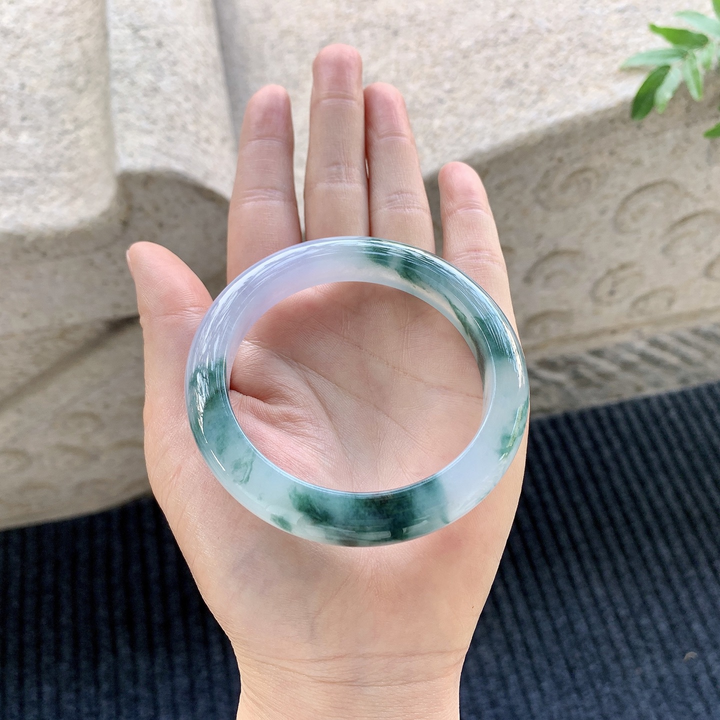 正圈55 56 【圈口】56/10.4/8.8 【编码】BA031360 【描述】冰糯紫罗兰飘花，水润，种老，细腻，打灯有絮线