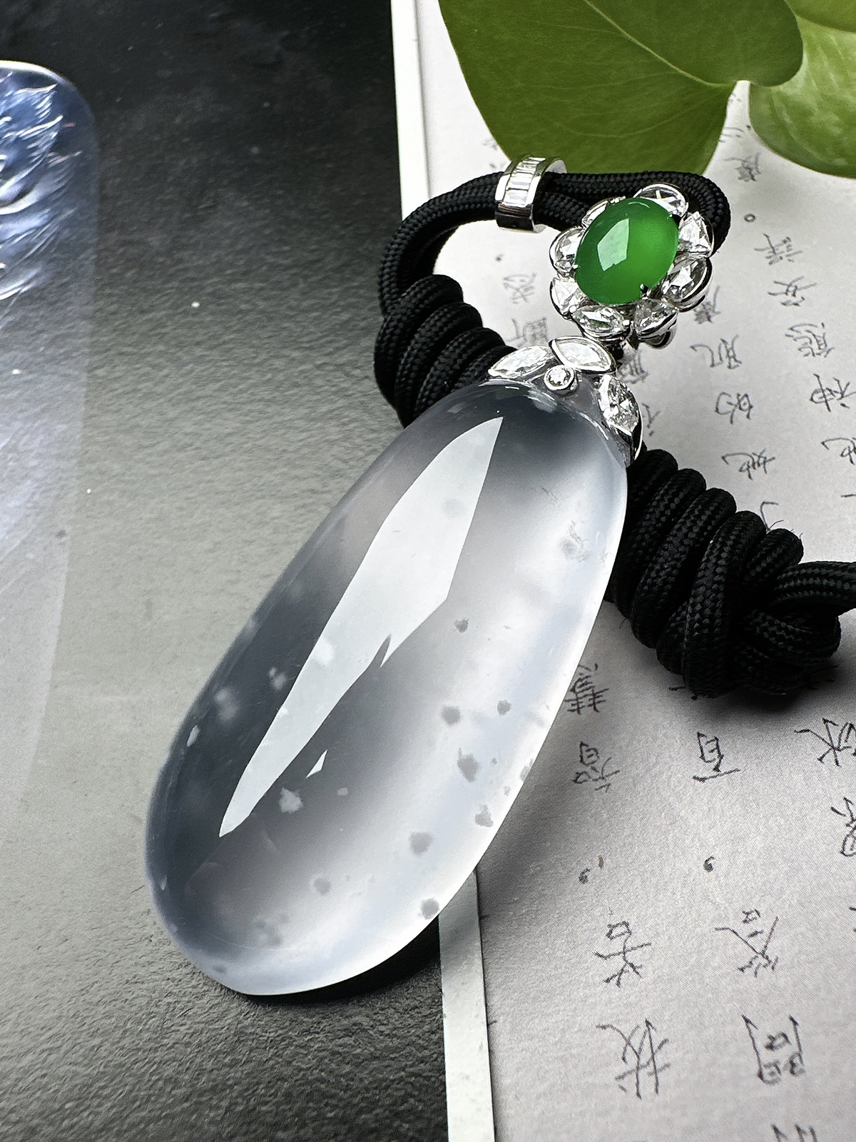 【玻璃种福瓜吊坠】雪花棉老料，种水上乘，晶莹剔透，纯净通透，莹光感很强。收藏品质，18k金钻镶嵌，裸石尺寸46*22.5*10.8毫米