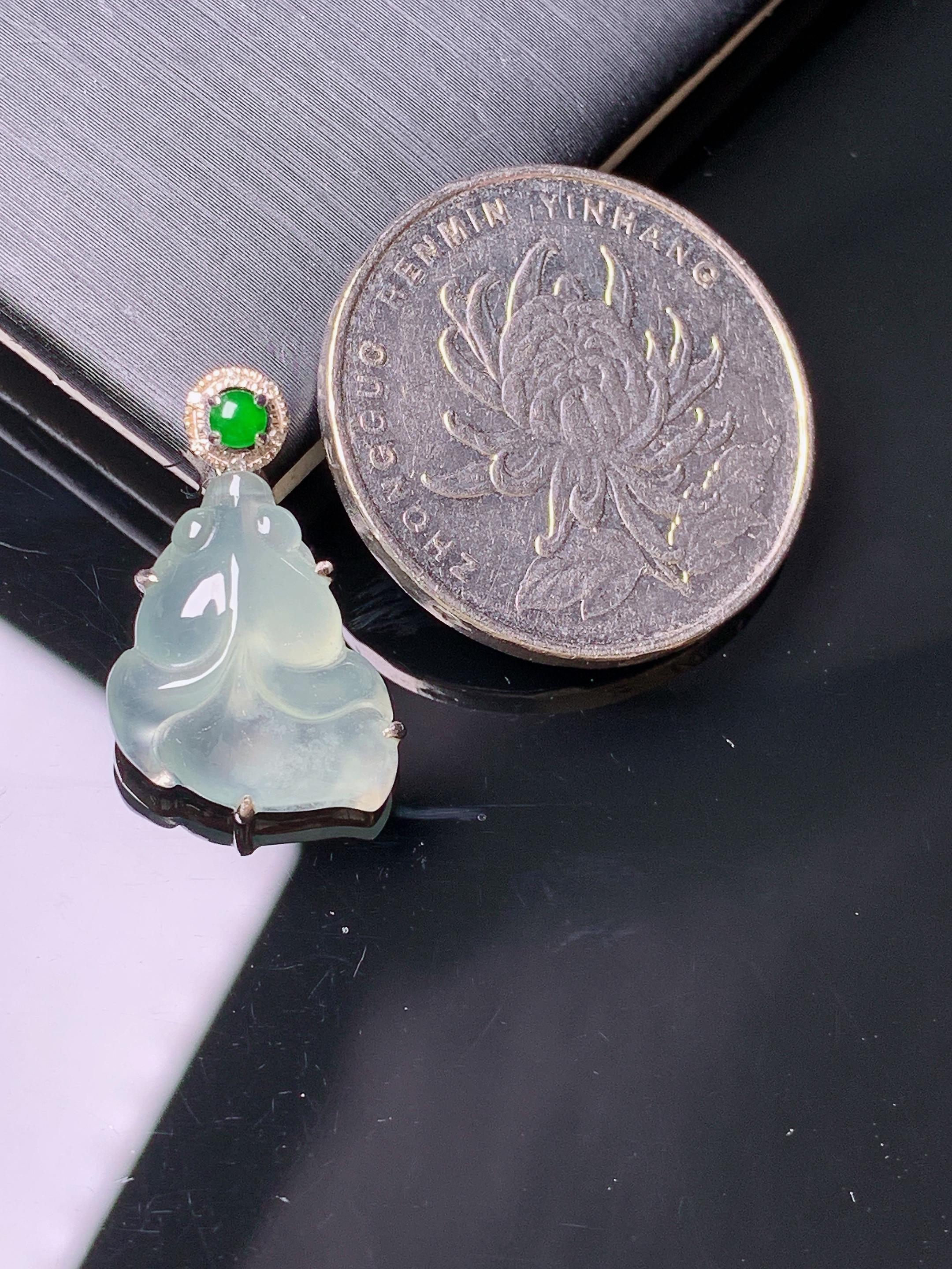 18k金钻镶嵌冰种金鱼吊坠 玉质细腻 色泽艳丽清新 水润亮眼 整体尺寸20.6*13.2*6c5