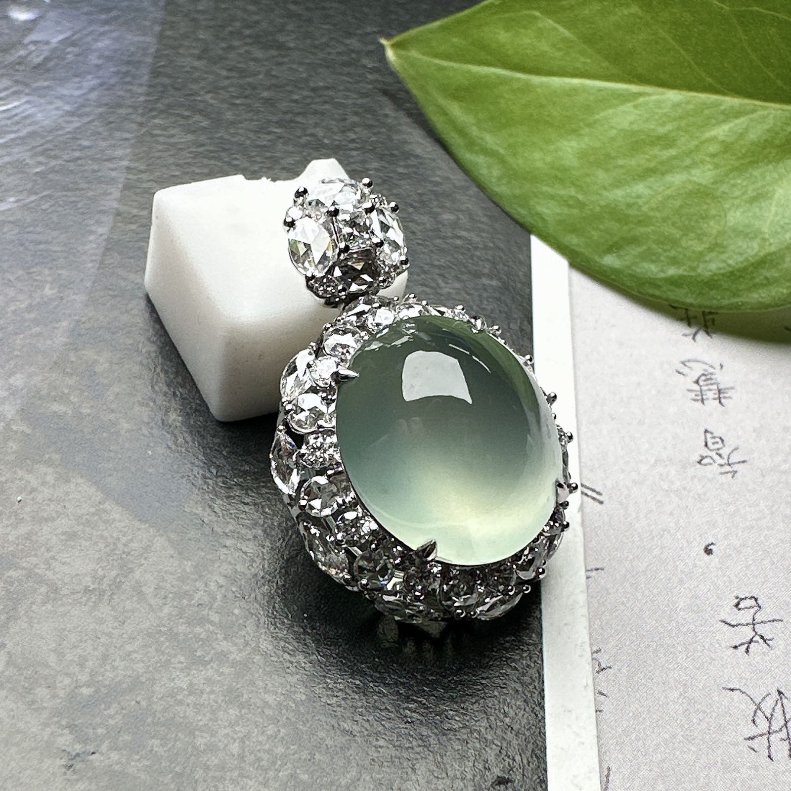【冰种晴底蛋面】形状非常饱满，冰润通透，种老起光，胶感强烈。收藏品质，18K金钻镶嵌，裸石尺寸13*