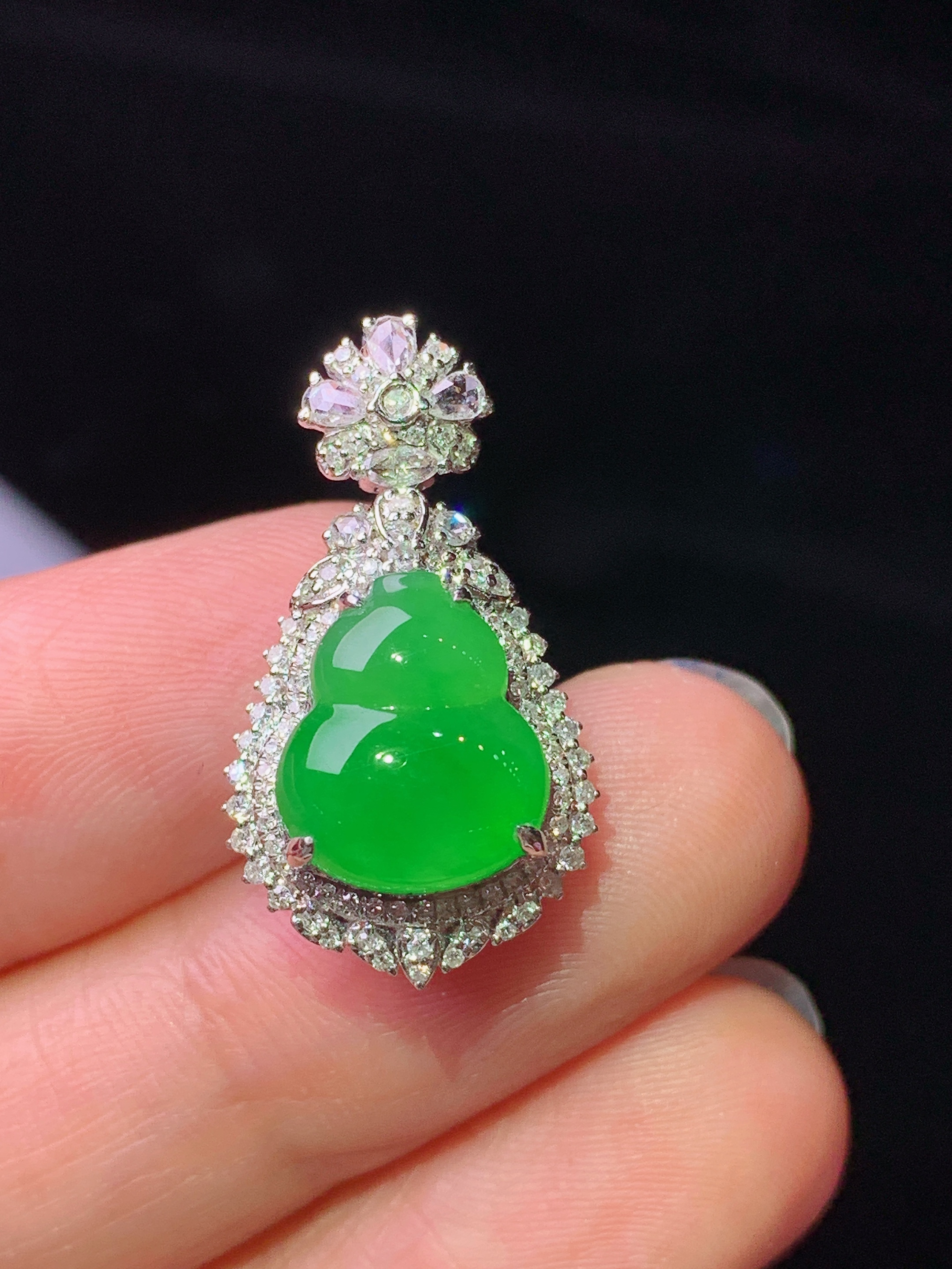 18k金钻镶嵌翠绿葫芦吊坠 玉质细腻 色泽艳丽清新 水润亮眼 整体尺寸24.6*13.6*11.7c2