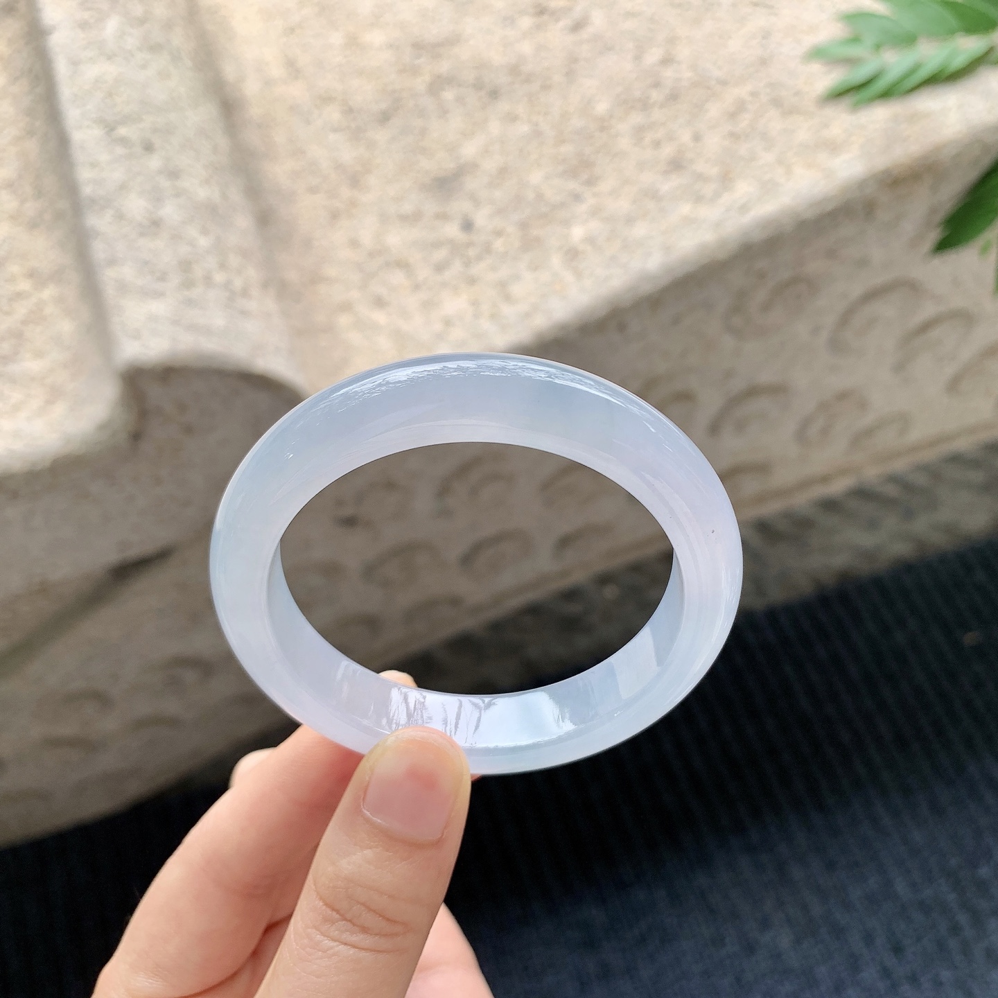 正圈52 53 【圈口】53.2/11.4/8.3 【编码】C5040943 【描述】冰糯紫罗兰，水润，种老，细腻，打灯有絮线