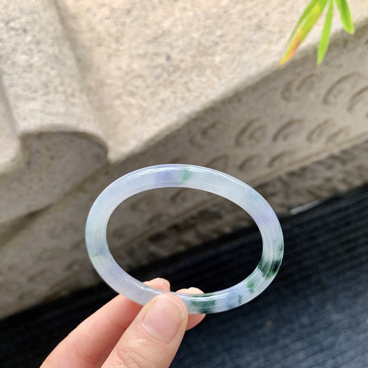 贵妃49 50 【圈口】52.5/44.5/6.7/6.5 【编码】B2041081 【描述】紫罗兰飘花，水润，种老，细腻，打灯有纹线