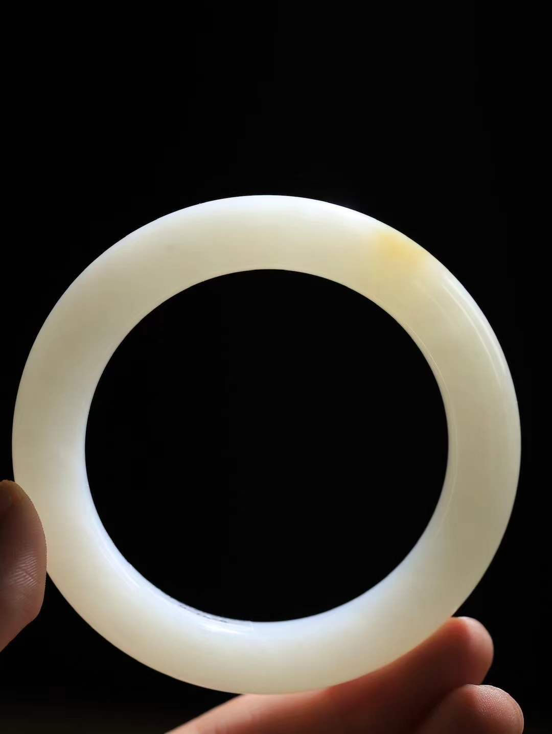 （一见倾心.手镯）

精品和田玉手镯，玉质温润细腻 油性十足 手感舒适，高华雅逸，线条流畅，简约大气，美自天成，素雅高贵。佩戴于腕间，婉约之美，举手投足间透出那低调奢华。重74.6克  尺寸57-12.7-11.7mm  5640736A