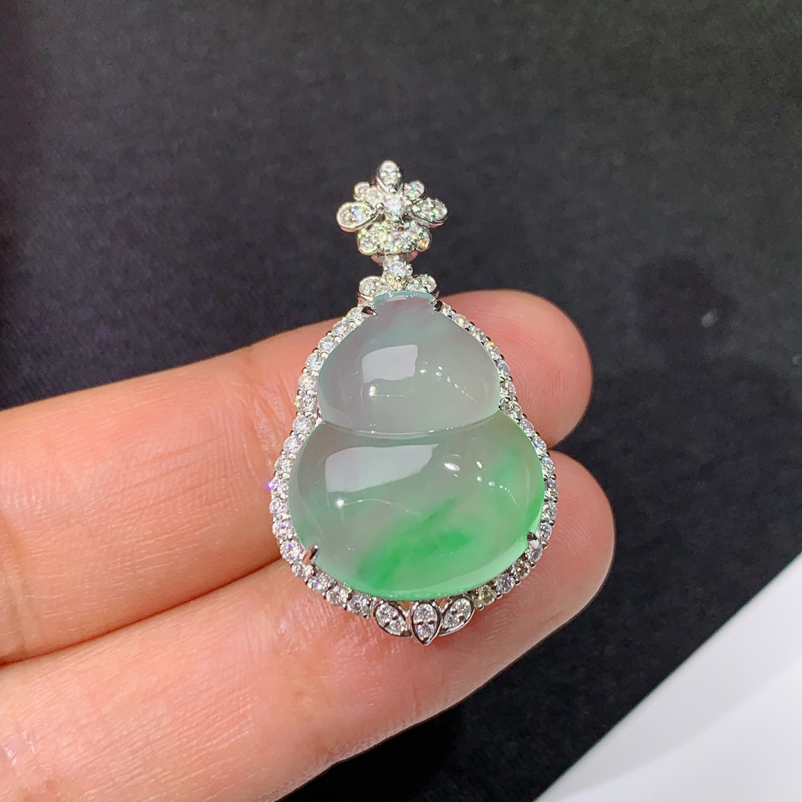 冰飘绿葫芦吊坠，18k金镶嵌，冰润饱满，玉质细腻，种水足，Jj 尺寸30.8*17.8*9.2