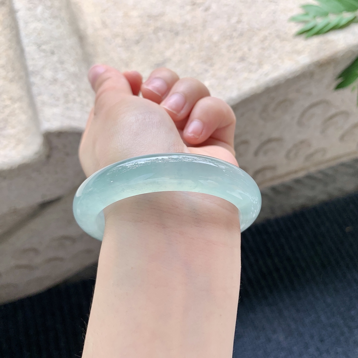 正圈53 54【圈口】54.2/12.2/8.8【编码】C5040939【描述】冰糯晴绿，清透，水润，种老，细腻，打灯有絮线