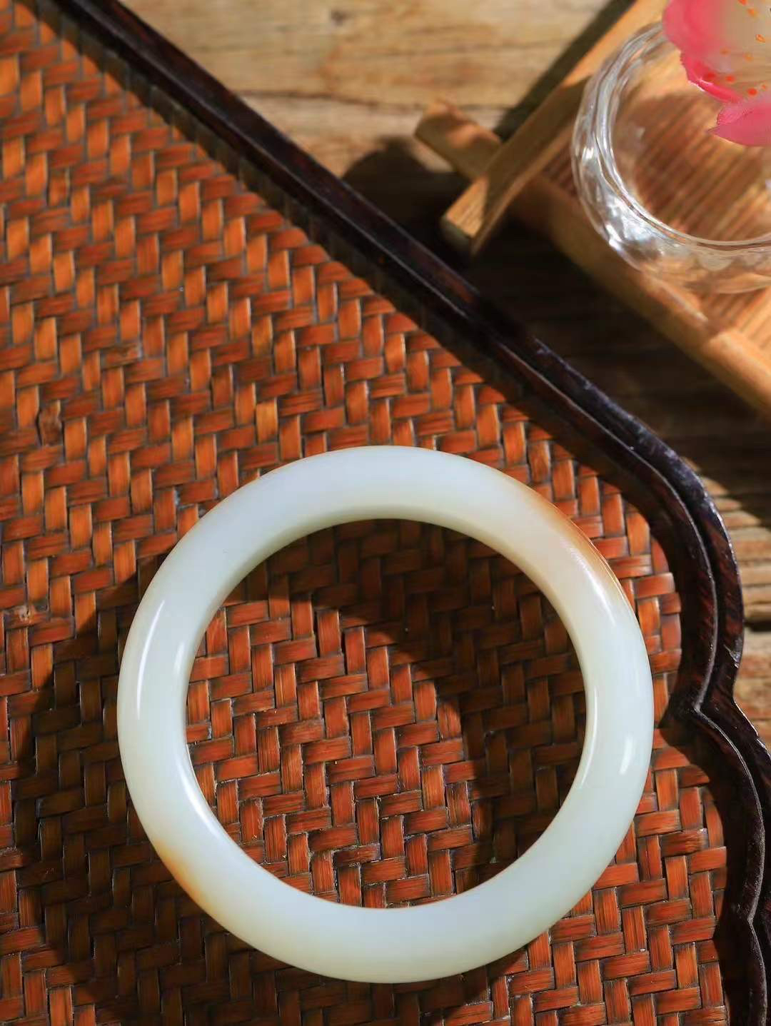 （温柔雅致.手镯）

精品和田玉糖白玉手镯。镯型饱满，温润细腻，脂润沁香。️执一卷书，沏一盏茶，着一袭裙，戴一只镯。淡淡浅笺，素心若兰，静赏玉中诗画。悠悠岁月，芊手轻摘，盛满诗样芳华。重60.5克   尺寸52-14-9mm    FDA-3240700