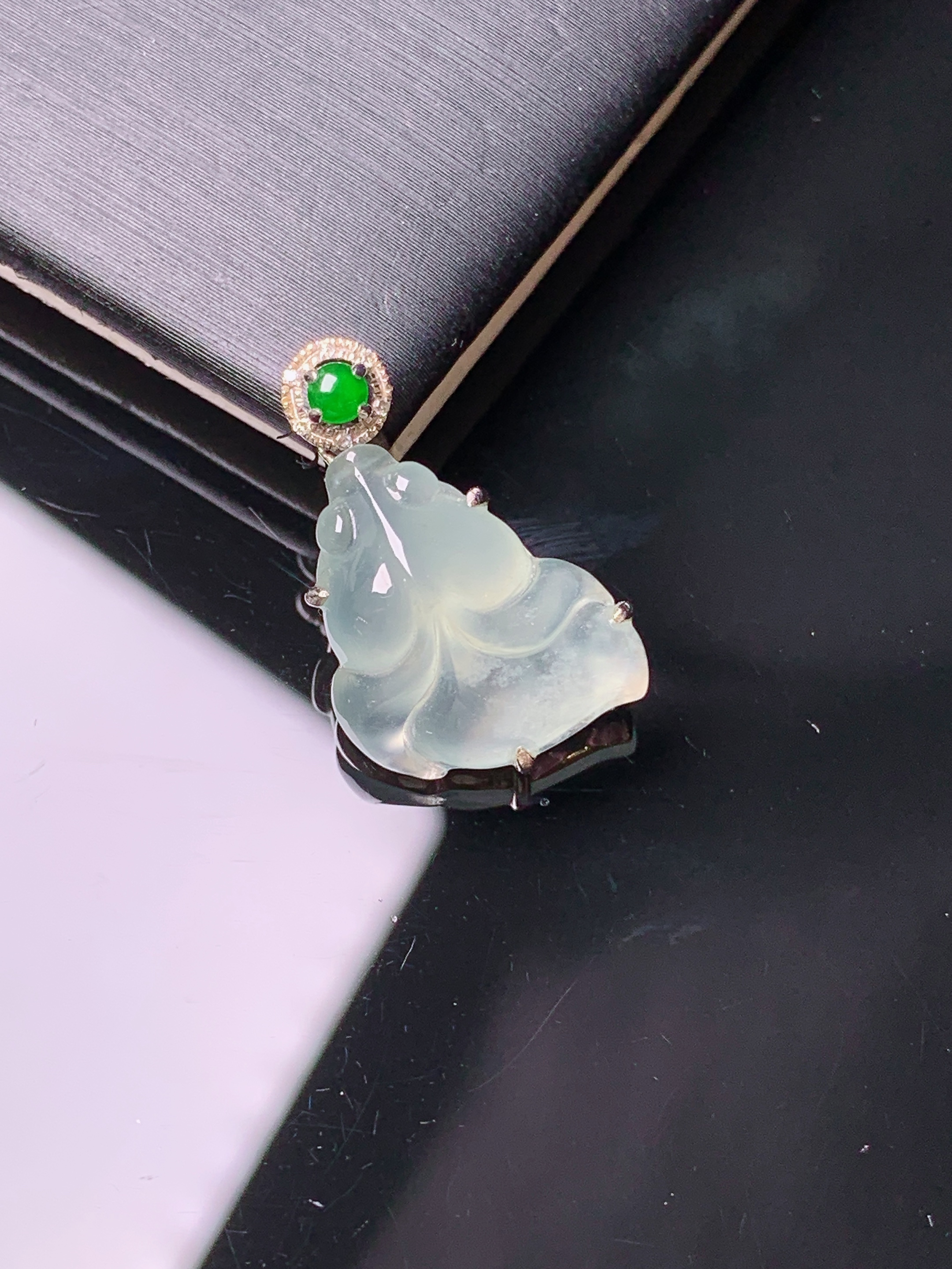 18k金钻镶嵌冰种金鱼吊坠 玉质细腻 色泽艳丽清新 水润亮眼 整体尺寸20.6*13.2*6c5