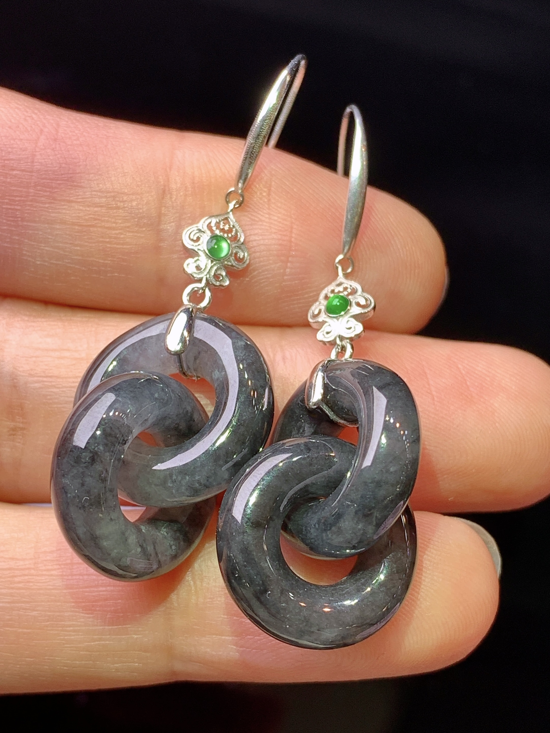 18k金钻镶嵌乌鸡环环相扣耳坠 玉质细腻 色泽艳丽清新 水润亮眼 整体尺寸43.3*15*5c5