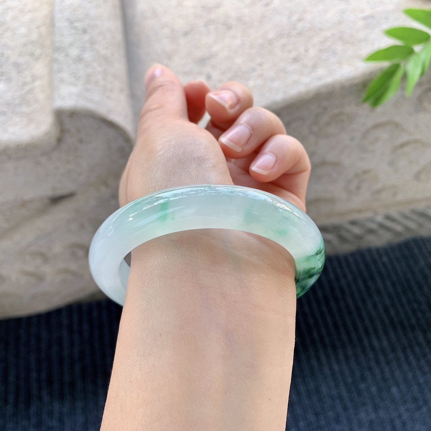 正圈54 55【圈口】55.7/11.2/9.7【编码】DW040966【描述】冰糯绿花，清透，水润，种老，细腻，打灯有棉线