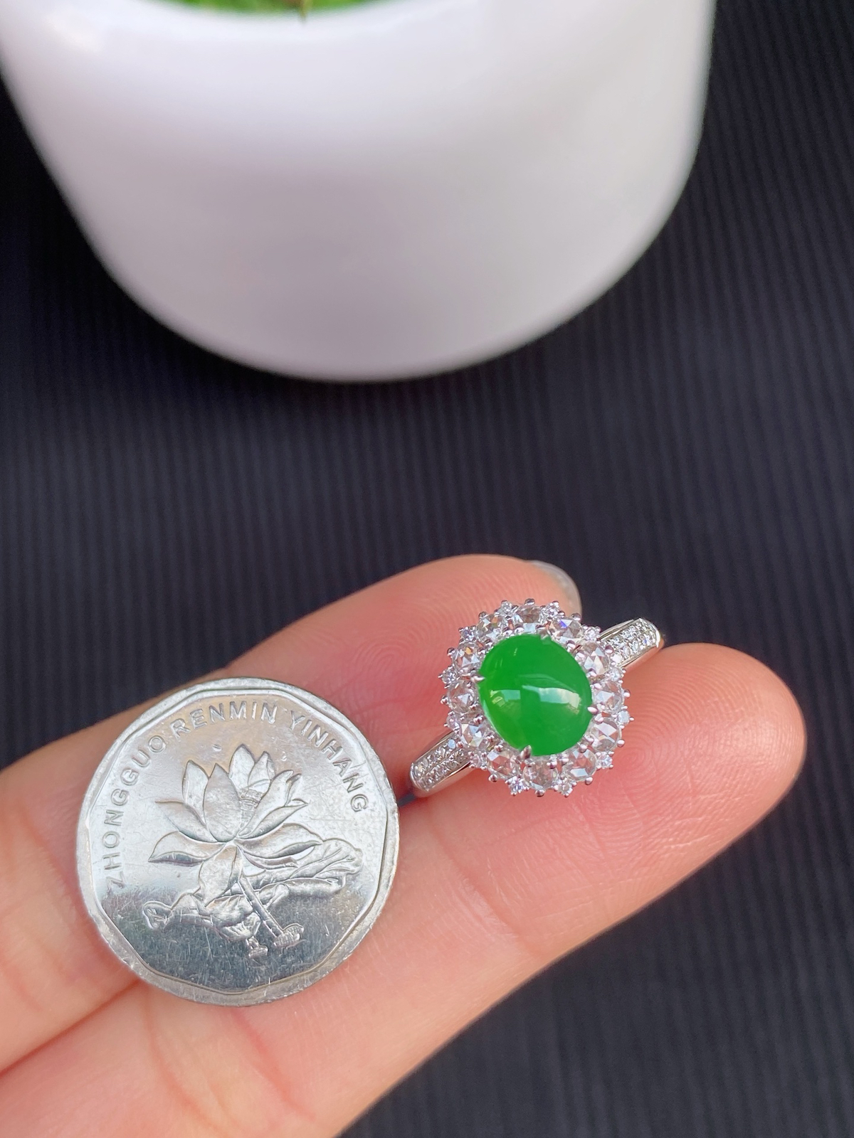 冰绿蛋面，冰种质地，色泽浓郁鲜亮，光感通透
蛋面饱满圆润，约18K金戒托设计精致
实物更美～