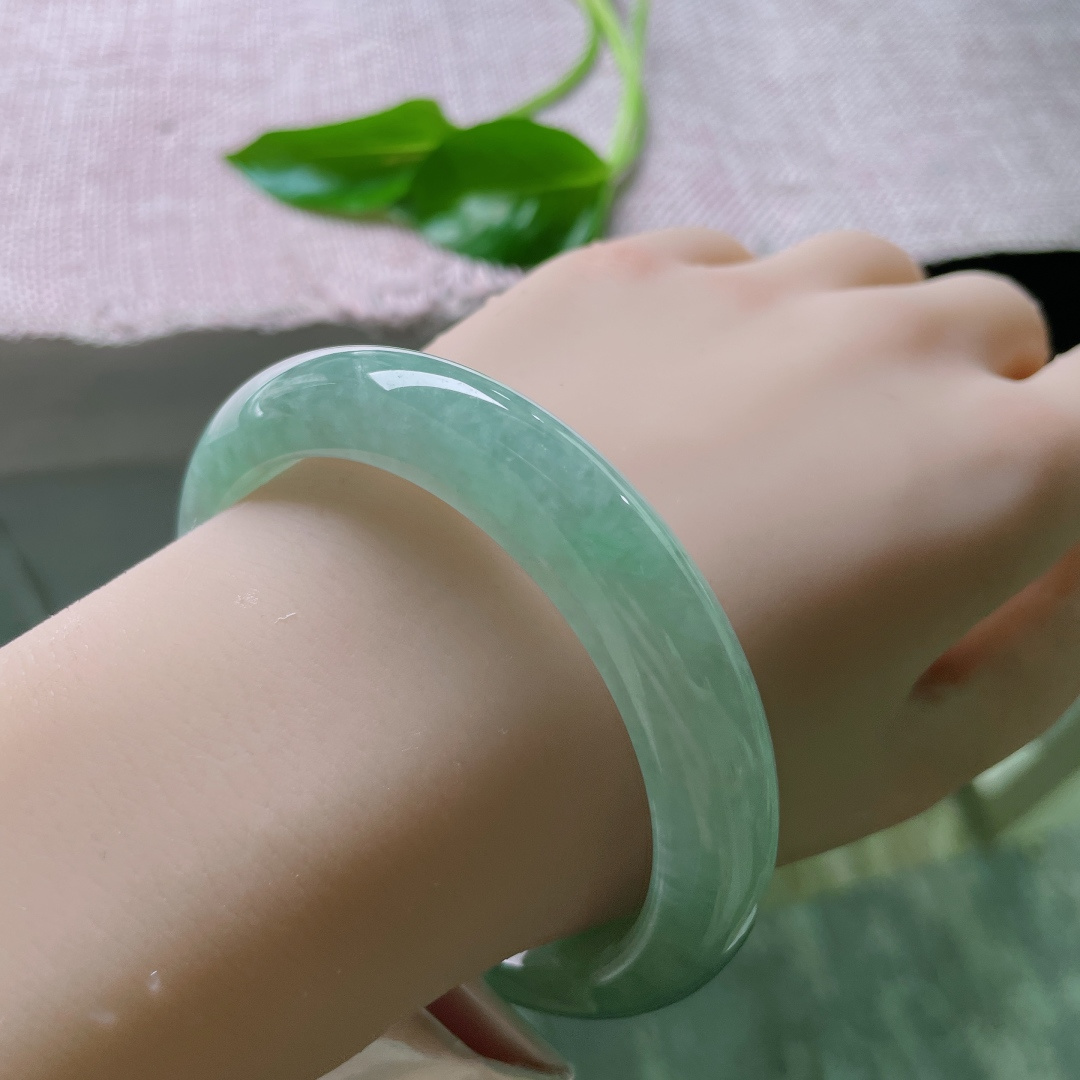 57.9/11.9/8.6，绿底正圈，水头好，种老，满色匀称，佩戴减龄，显气质，ss48773a