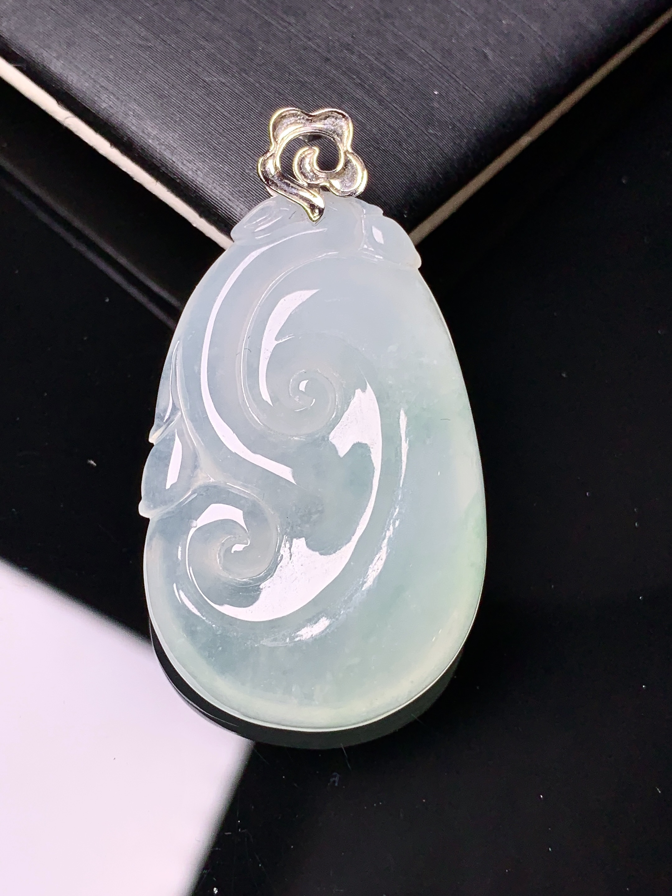 18k金镶嵌冰种如意吊坠 玉质细腻 色泽艳丽清新 水润亮眼 整体尺寸40*22.3*5.5yz