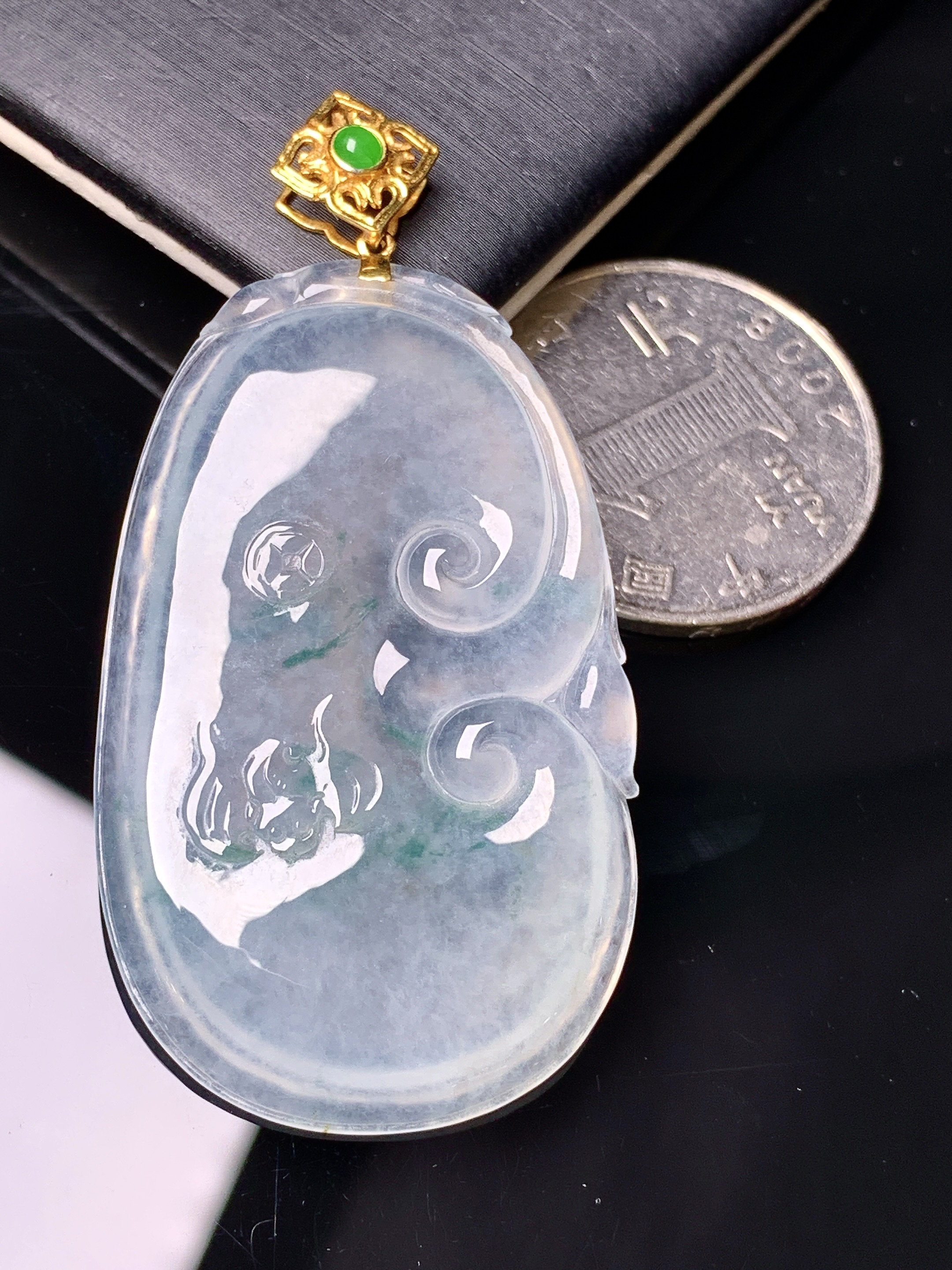 18k金镶嵌冰种如意吊坠 玉质细腻 色泽艳丽清新 水润亮眼 整体尺寸55.8*27.7*4.2c1