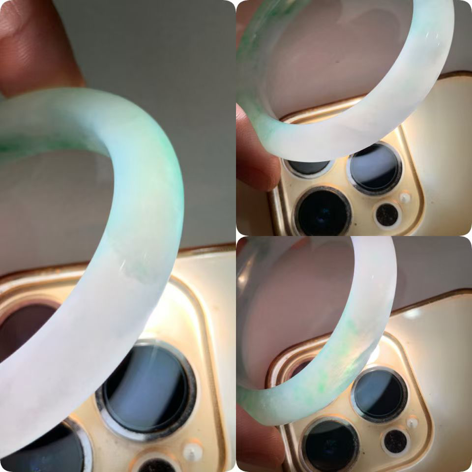 果绿色正圈手镯尺寸50.5*10*8.5 种质细腻，通透水润，颜色鲜亮灵动，上手清新甜美！