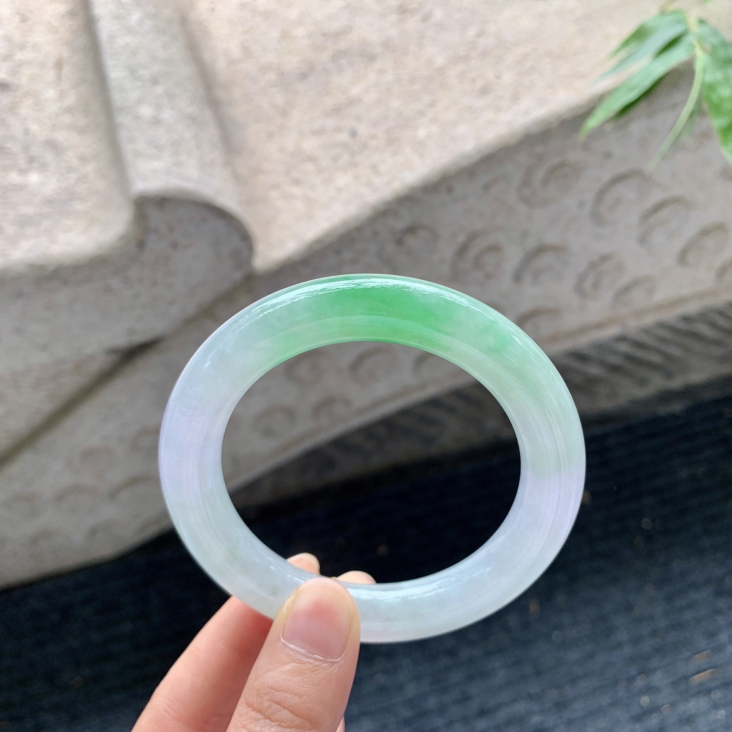 圆条55 56 【圈口】56.6/10.7/11.2 【编码】BA032561 【描述】春彩，飘绿，水润，种老，有纹线