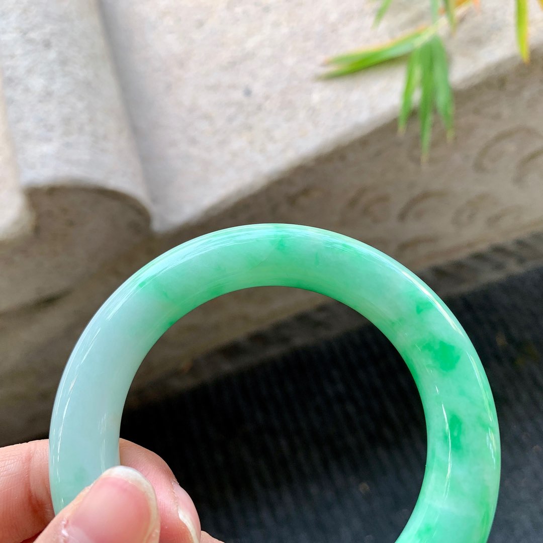 圆条53 54【圈口】54/11.4/11.7【编码】BA040580【描述】阳绿，水润，种老，细腻，有纹线