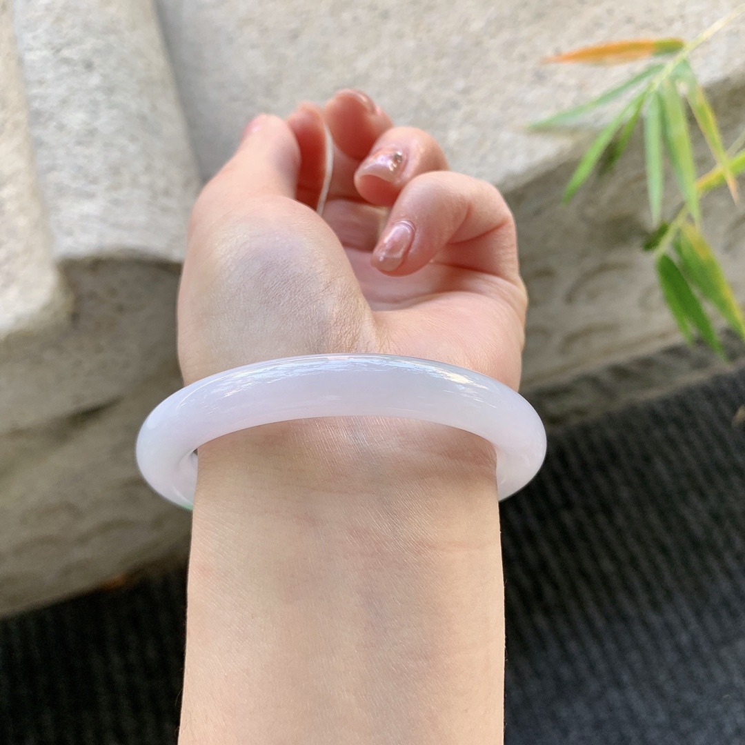 圆条52 53【圈口】53.2/9/8.9【编码】Q5035972【描述】春彩，水润，种老，细腻，无纹裂